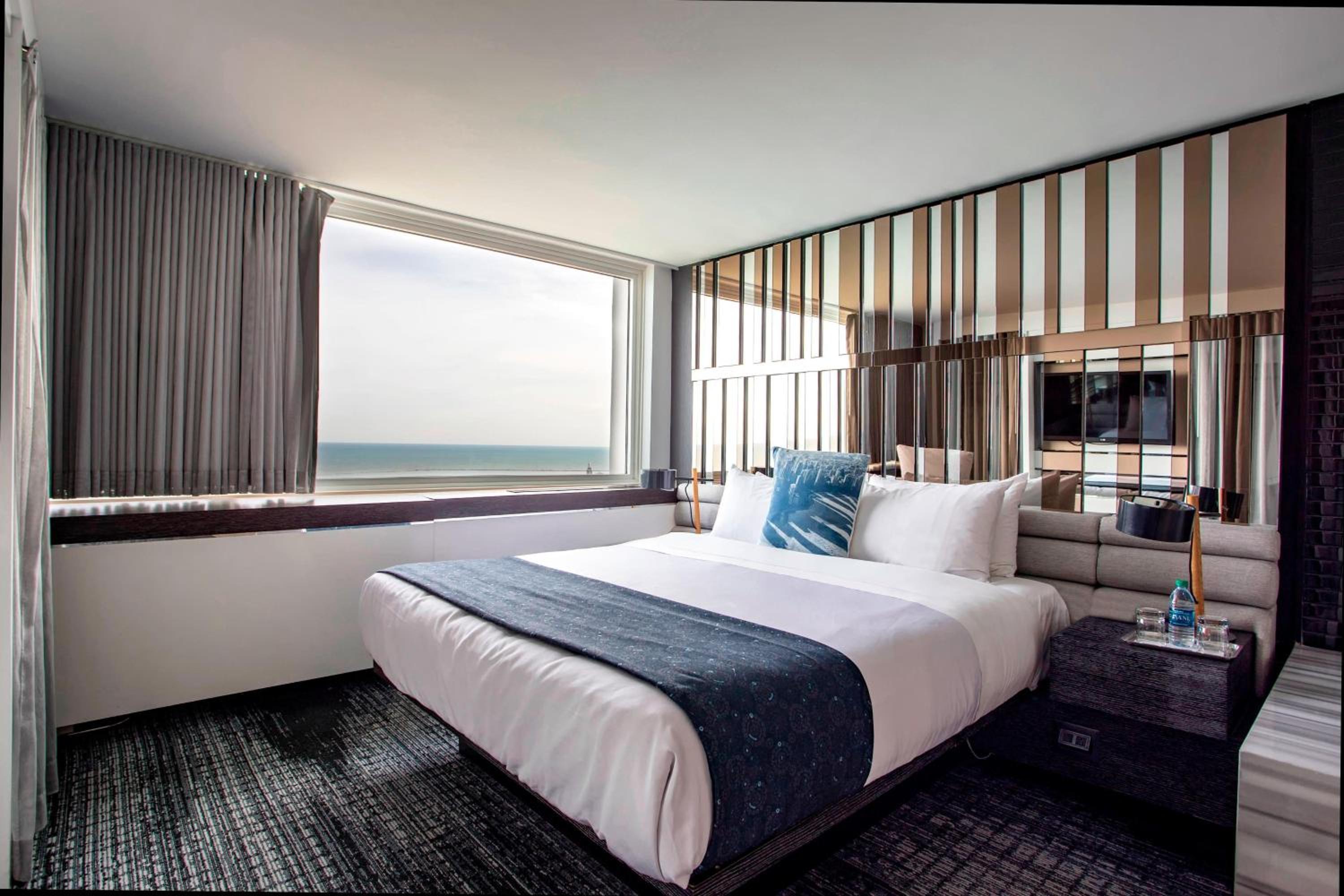 Extreme Wow, 1 Bedroom Suite, 1 King, Lake View - Photo 1
