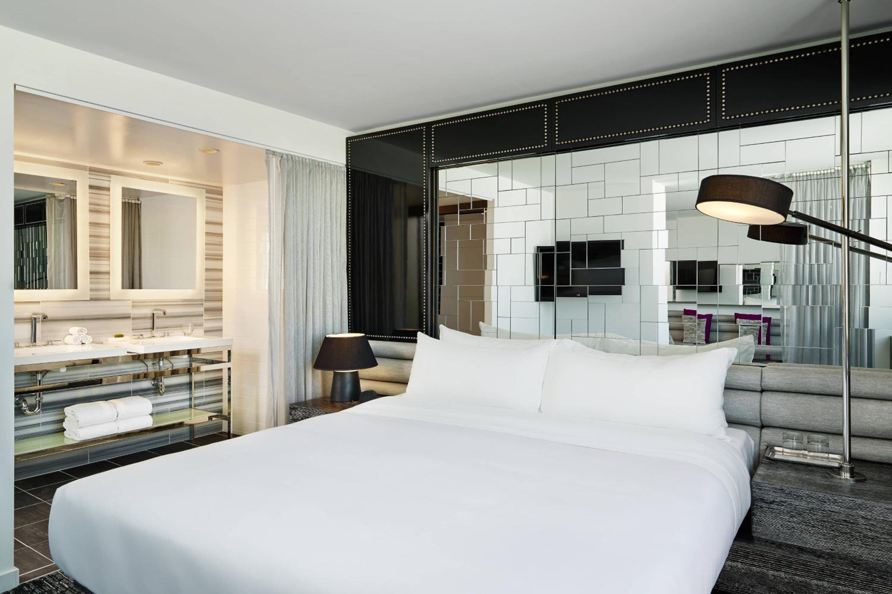 Marvelous King Room With Lake View thumbnail 5