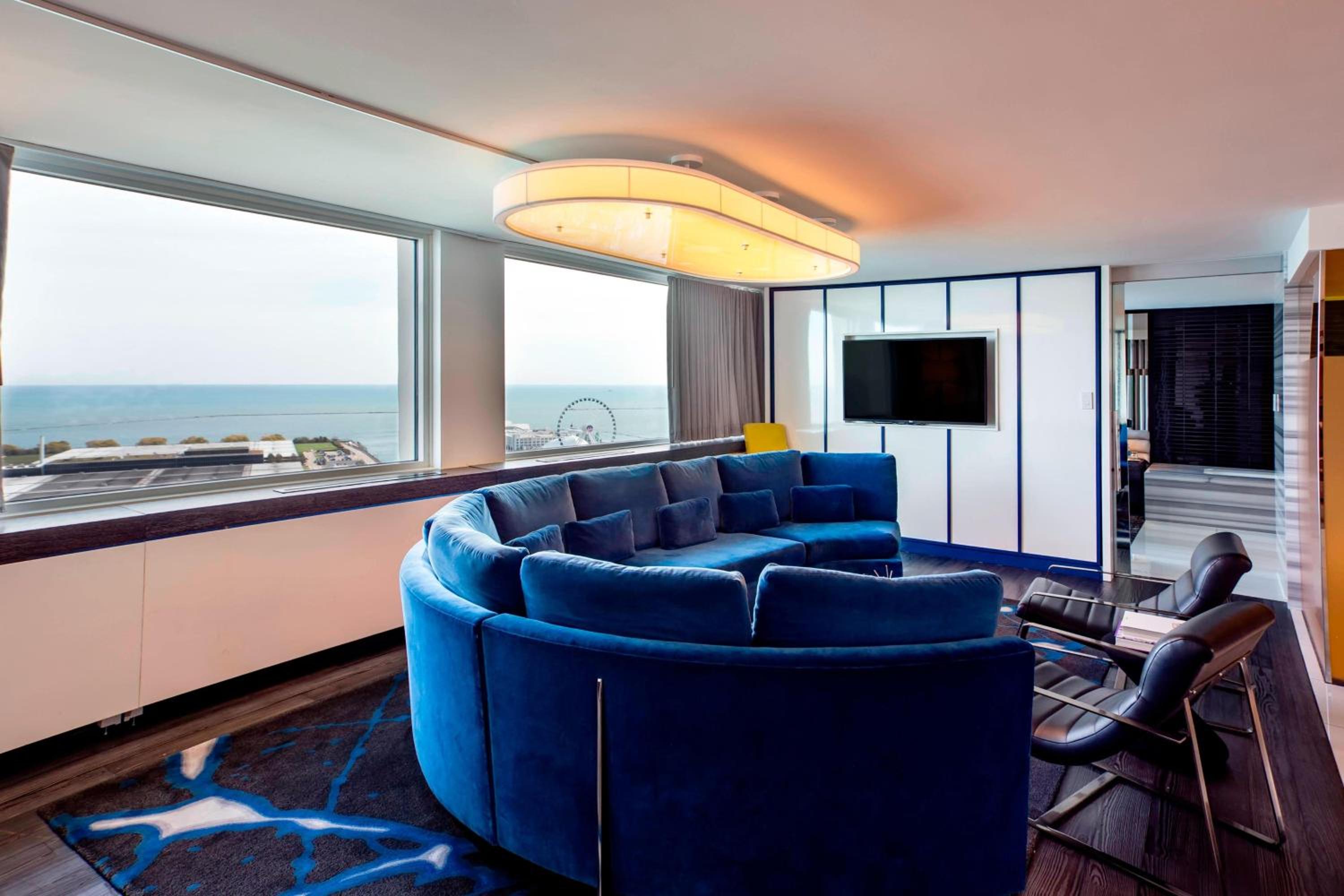 Extreme Wow, 1 Bedroom Suite, 1 King, Lake View - Photo 3