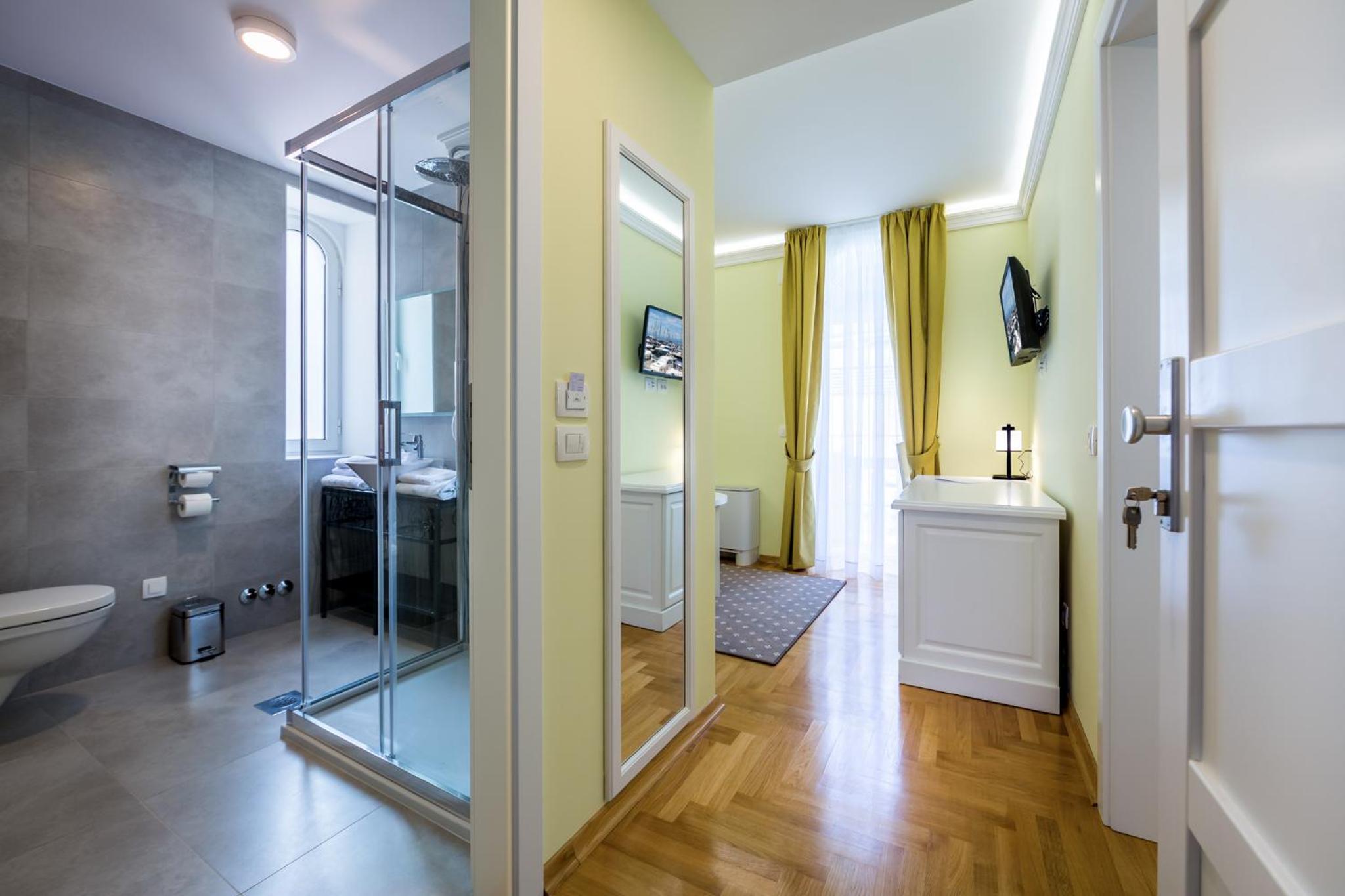 Apartment with Balcony - Photo 5