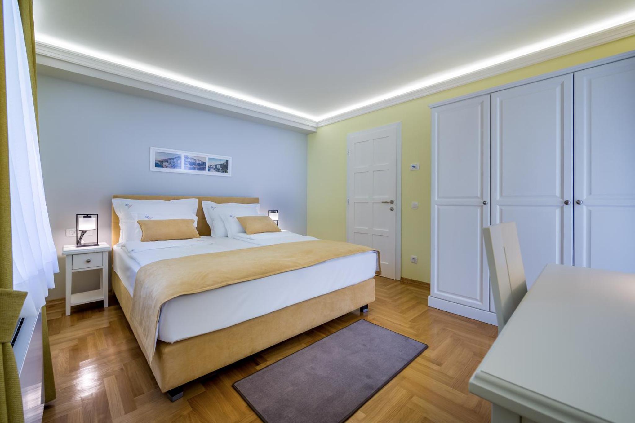 Apartment with Balcony - Photo 2