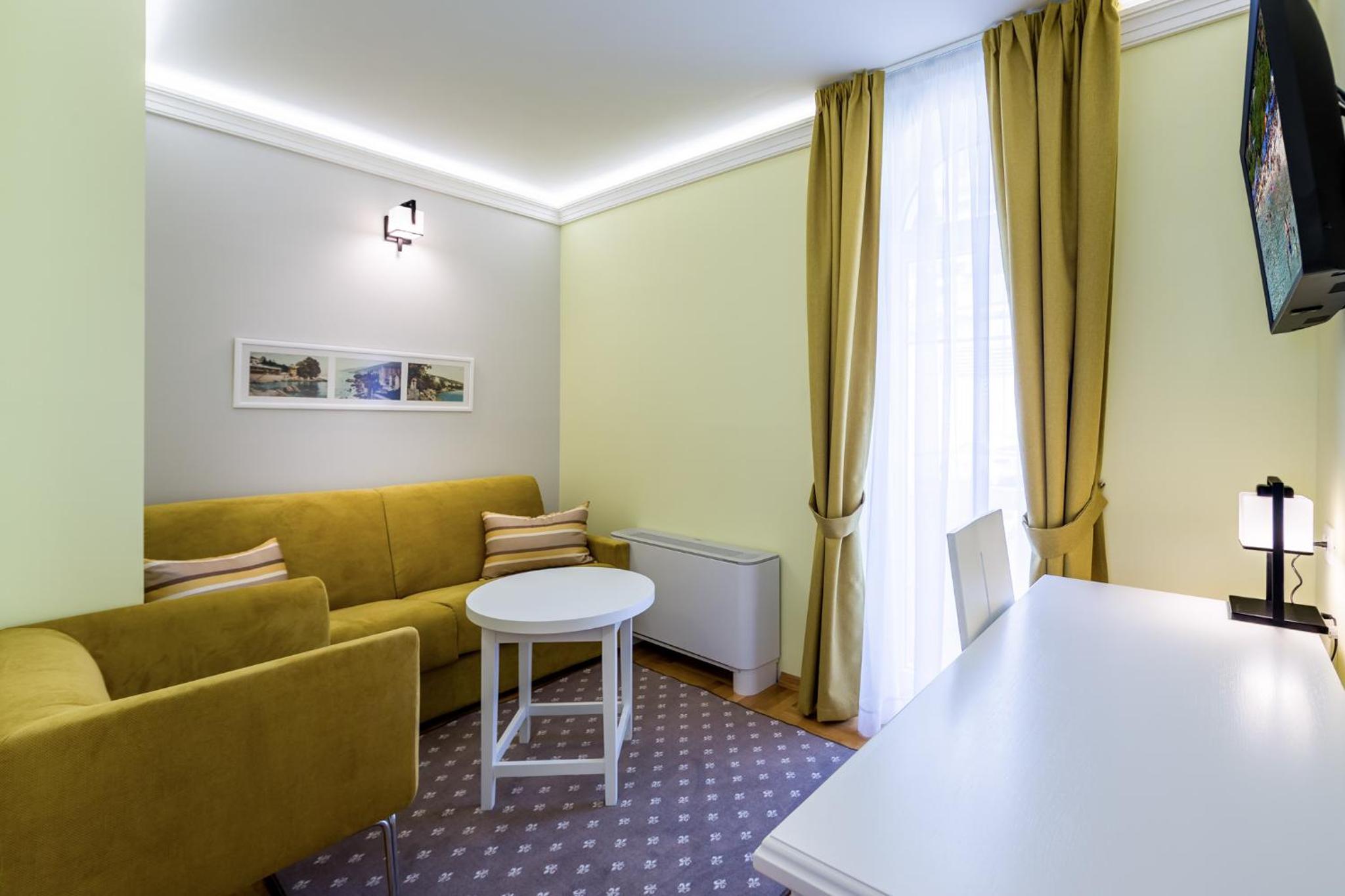 Apartment with Balcony - Photo 4