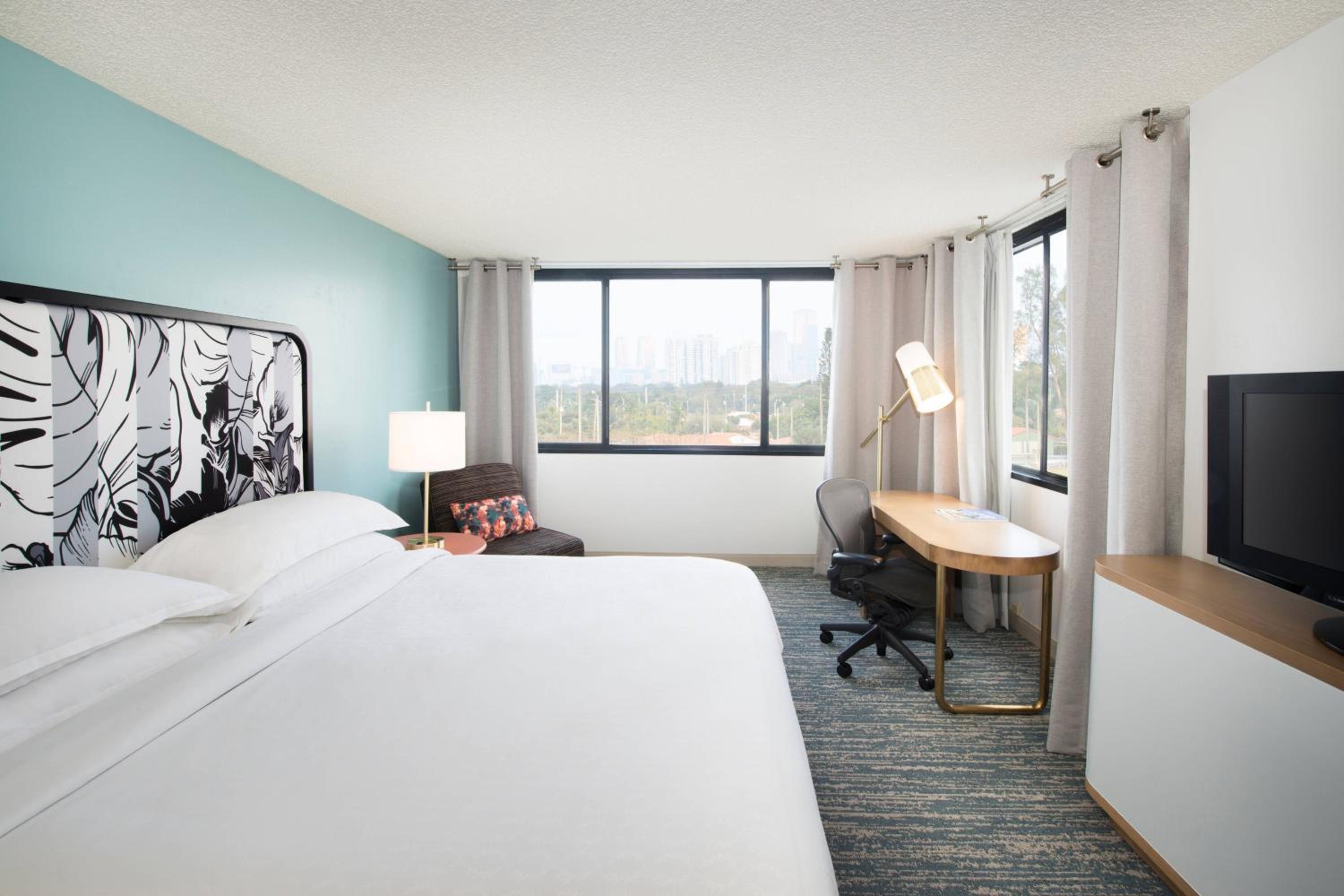 Traditional, Guest room, King, City view - Photo 3