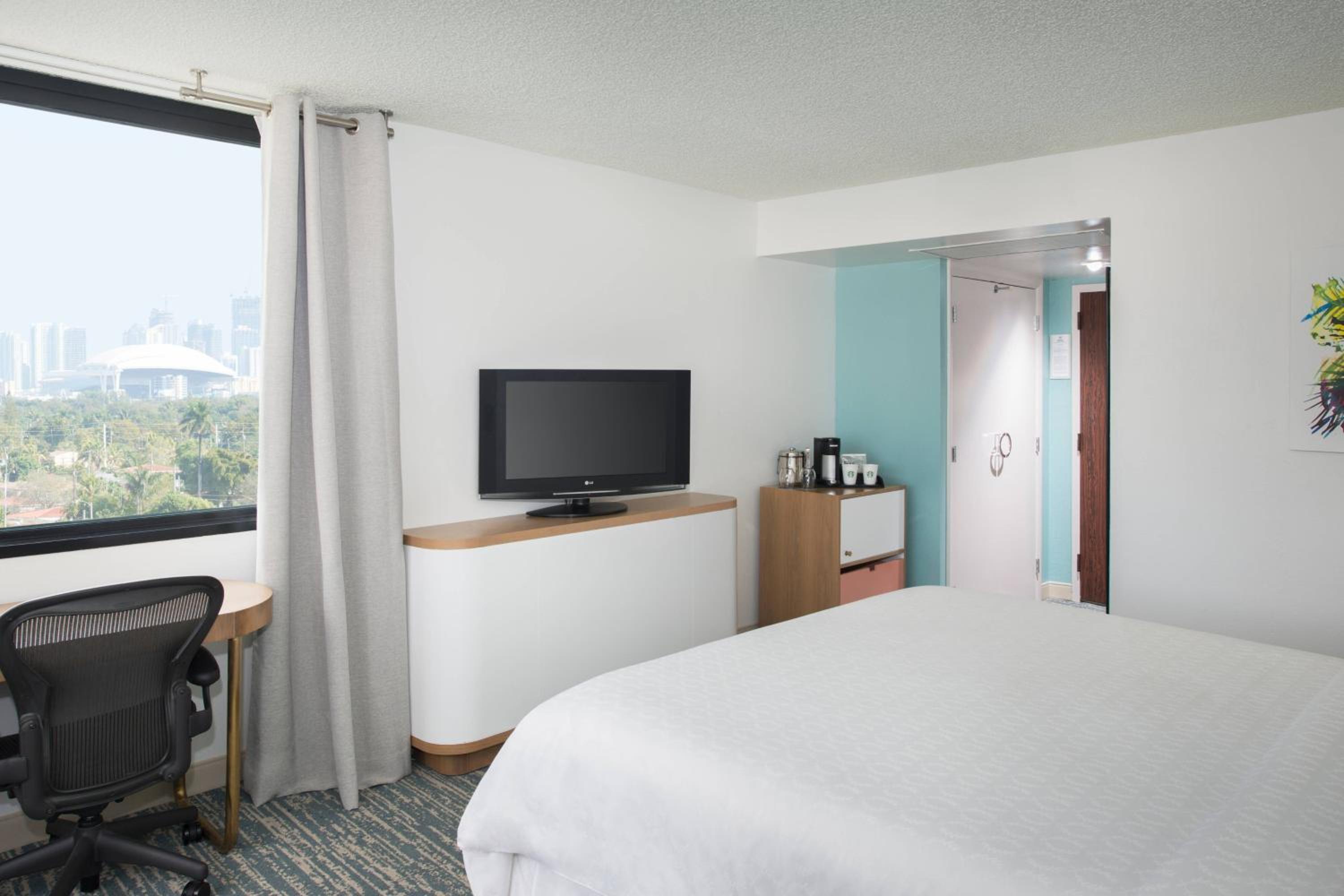 Traditional King Room - Mobility/Hearing Accessible with Roll-In Shower - Photo 2