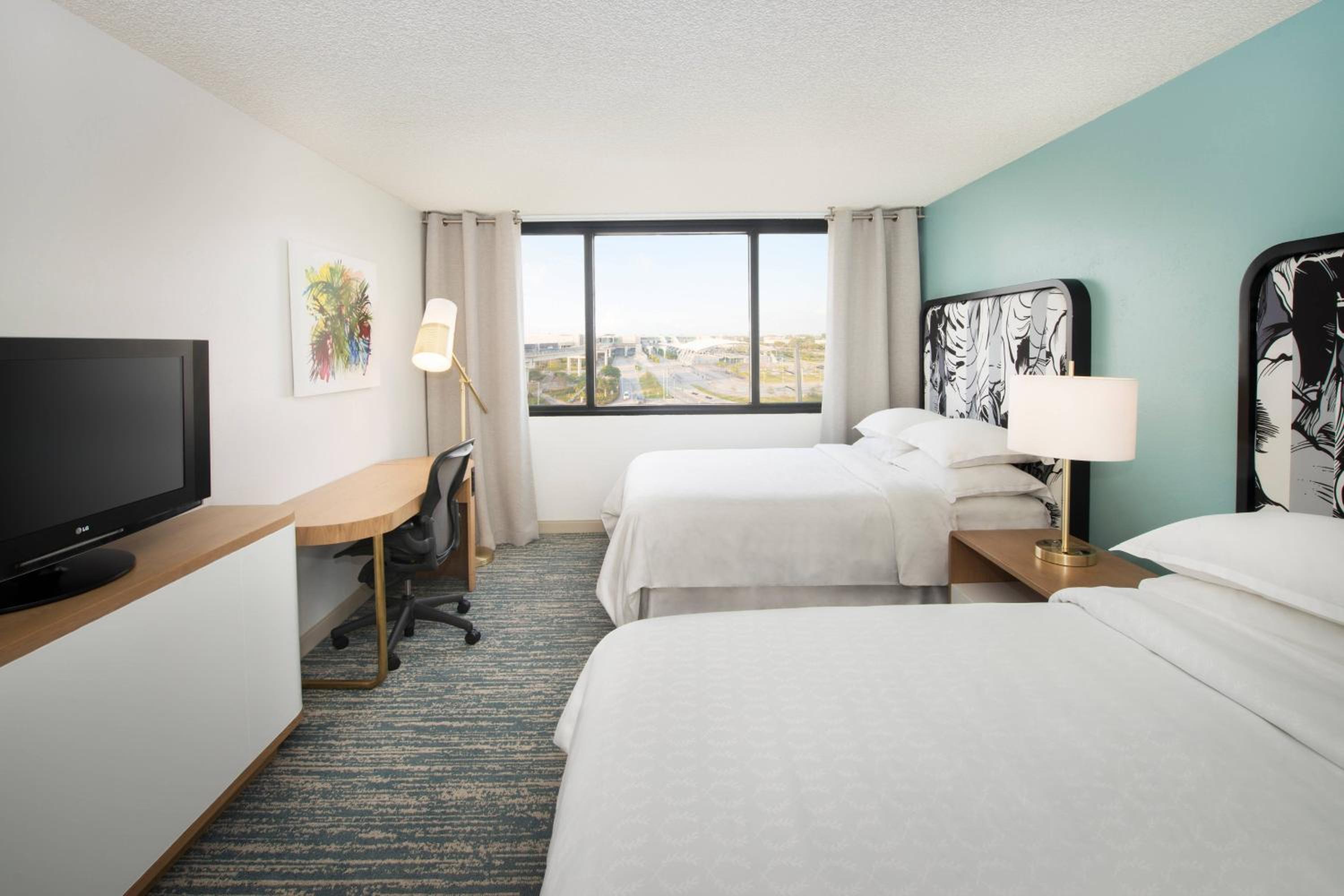 Executive Queen Room - Club Lounge Access/Mobility/Hearing Accessible with Tub