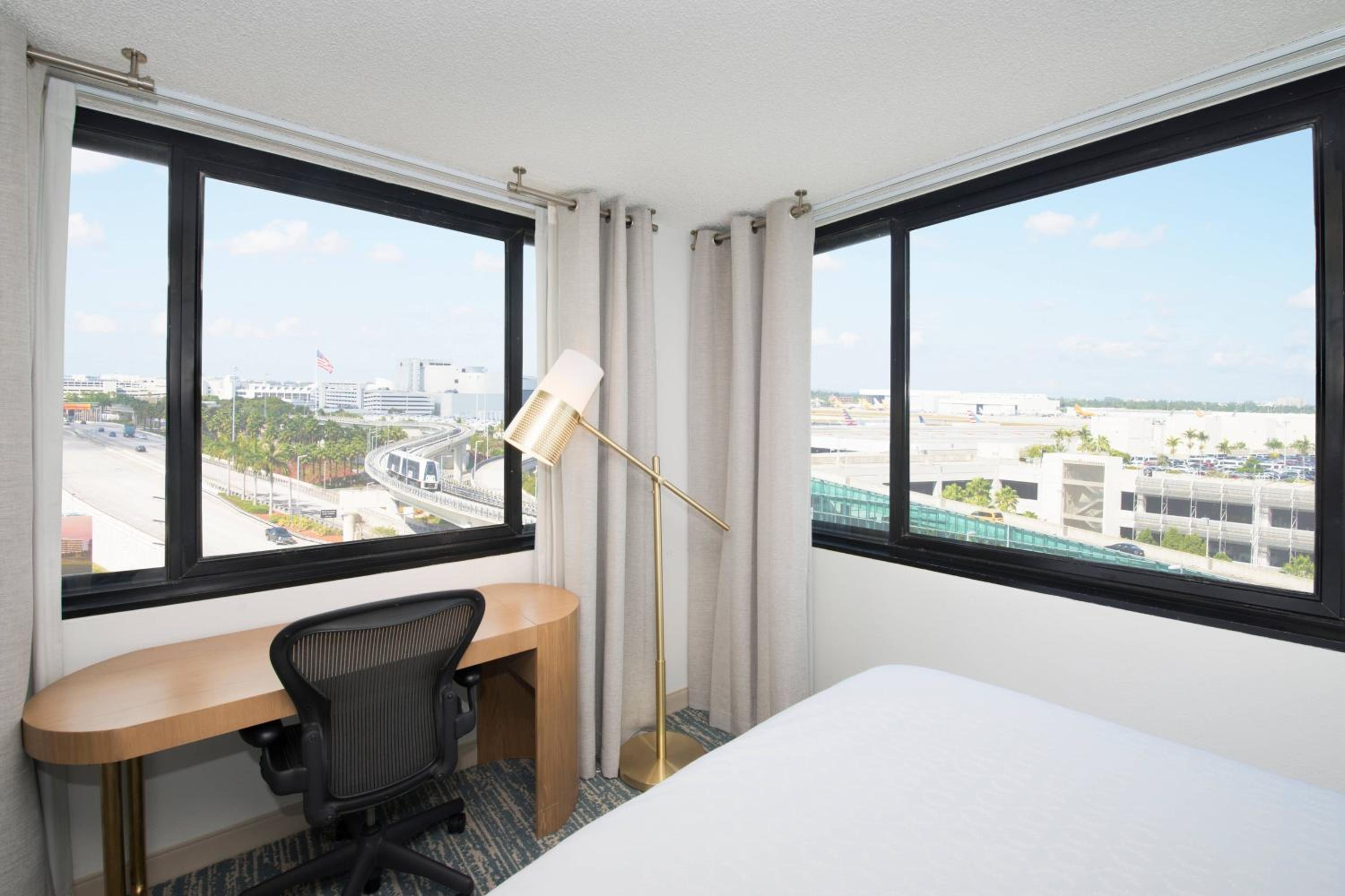 Club level, Guest room, 2 Queen, Top floor - Photo 6