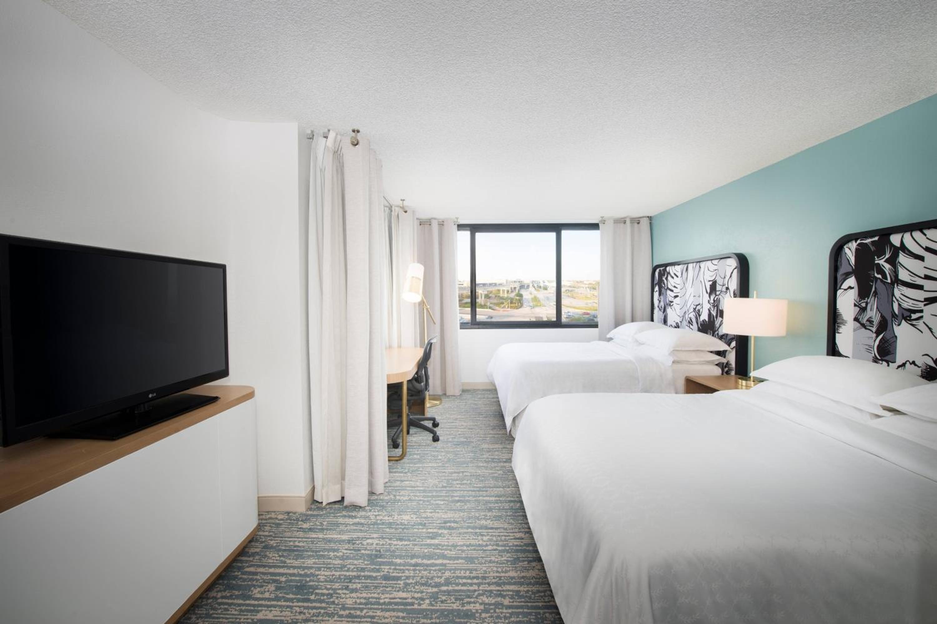 Club level, Guest room, 2 Queen, Top floor - Photo 5