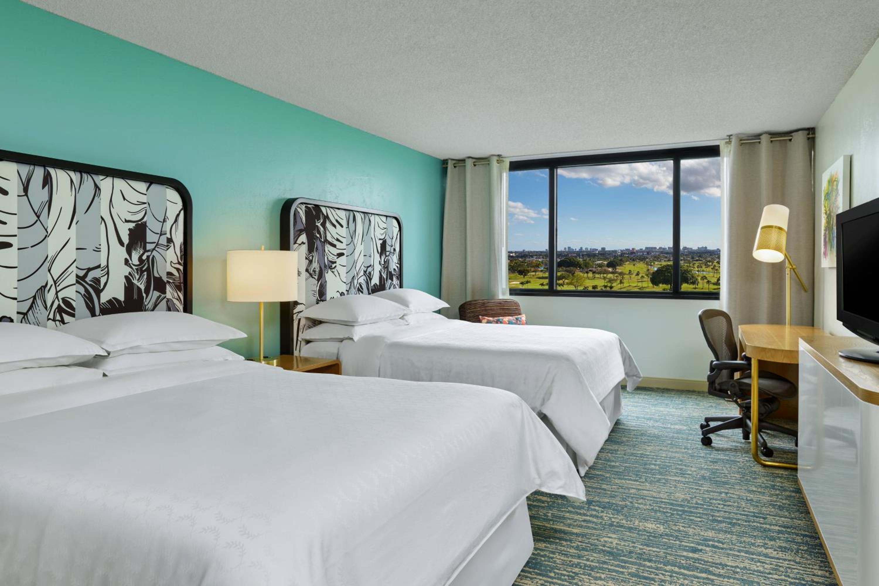 Club level, Guest room, 2 Queen, Top floor - Photo 3