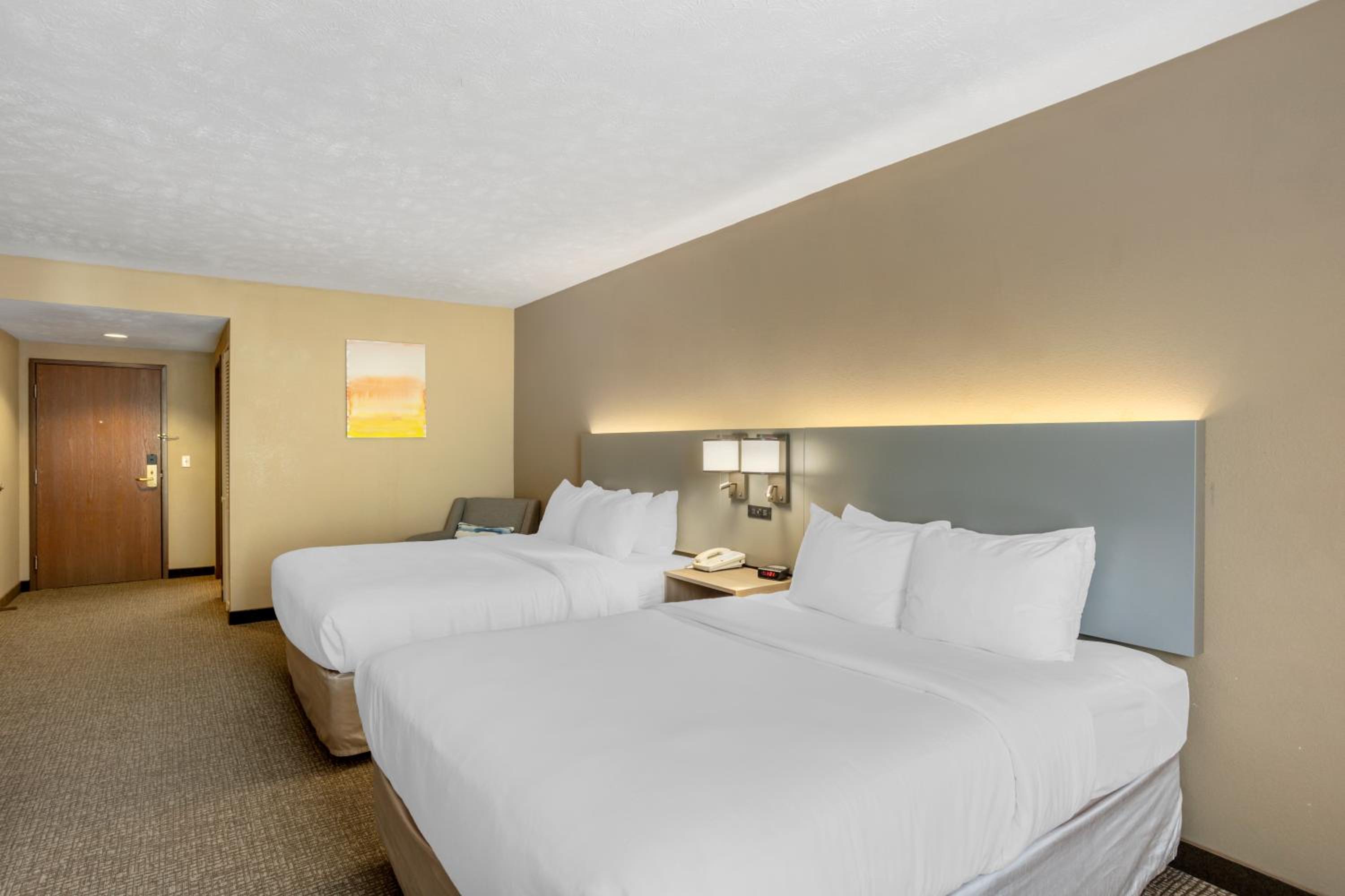 Queen Room with Two Queen Beds - Non-Smoking - Photo 7