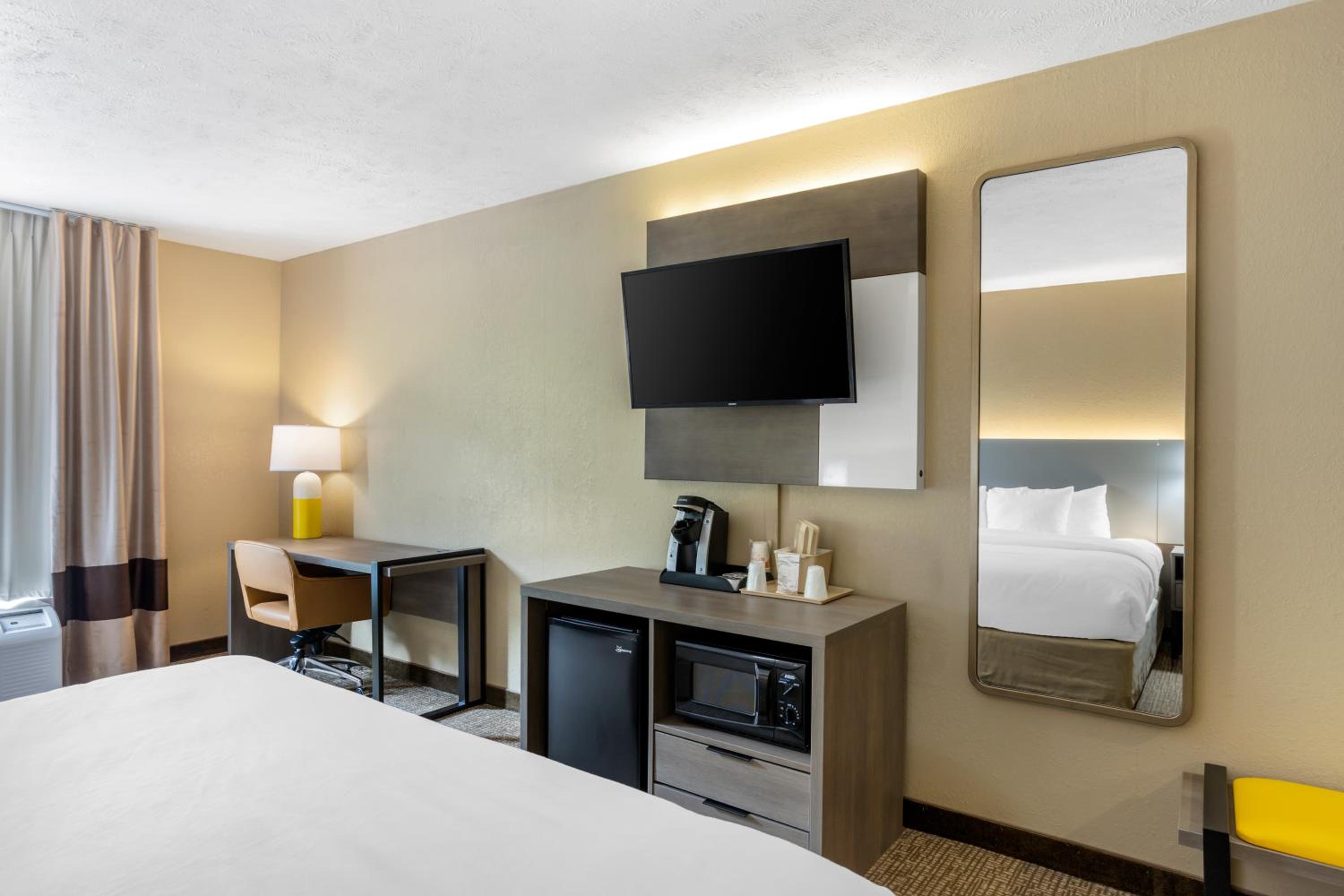 King Room - Non-Smoking - Photo 5