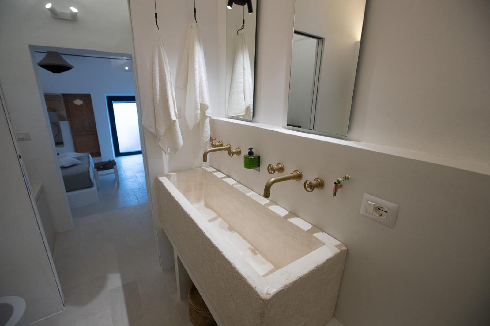 Deluxe Double Room - Photo 30