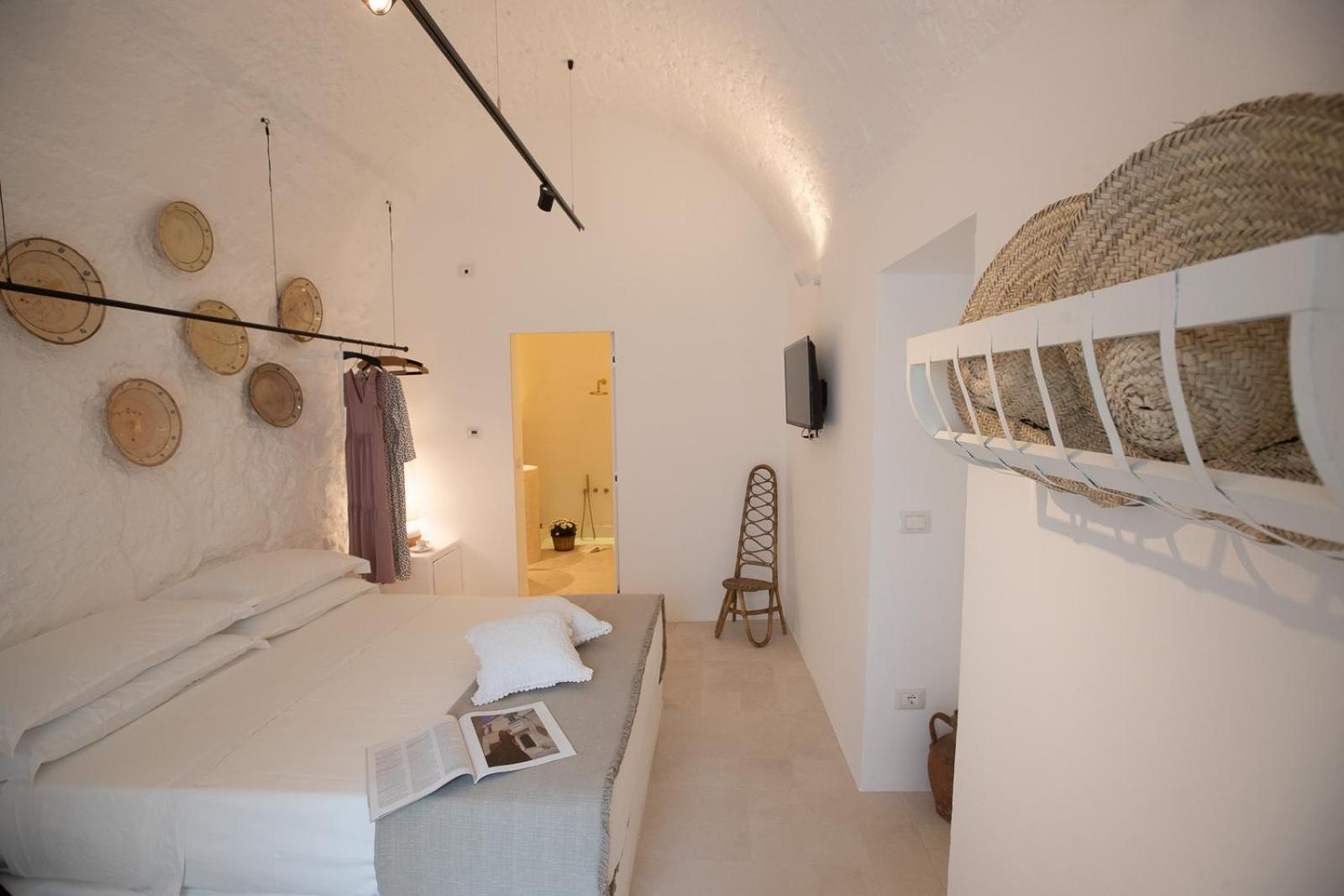 Deluxe Double Room with Bath - Photo 2