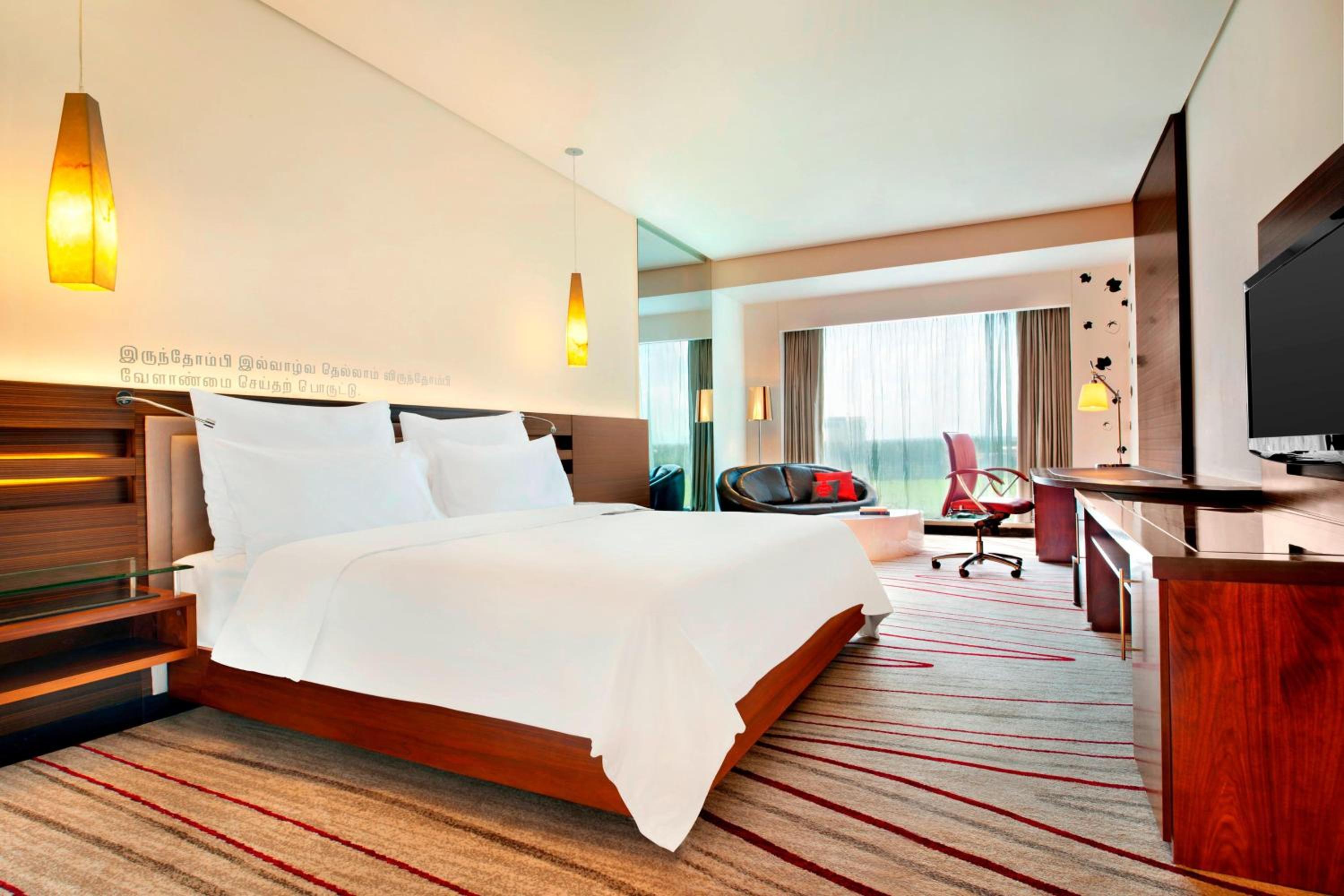 Guest room, 1 King, City view, Atrium Building, Pool access - Photo 5