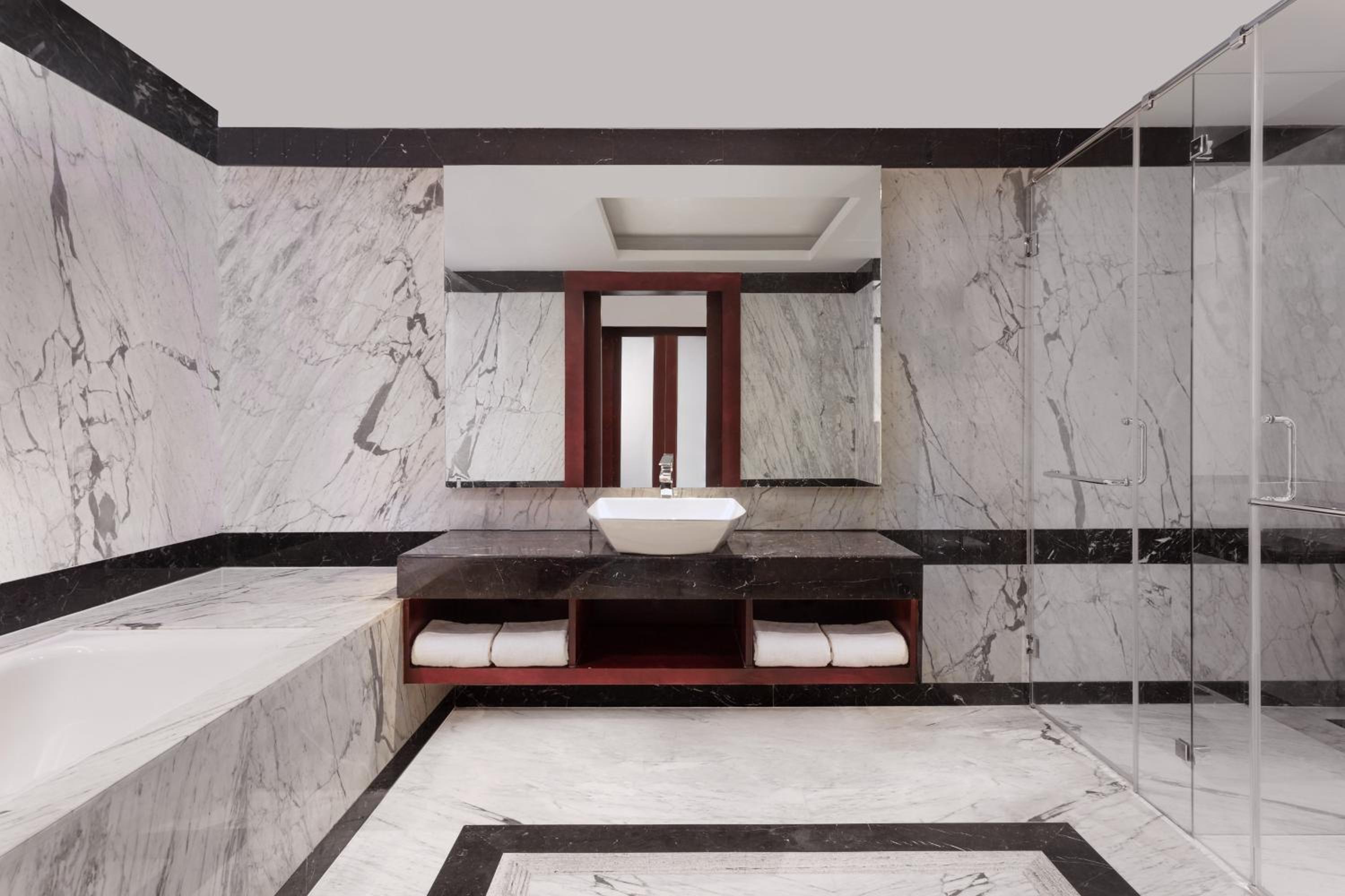 Deluxe Suite, Club lounge access, 1 Bedroom Larger Suite photo 3