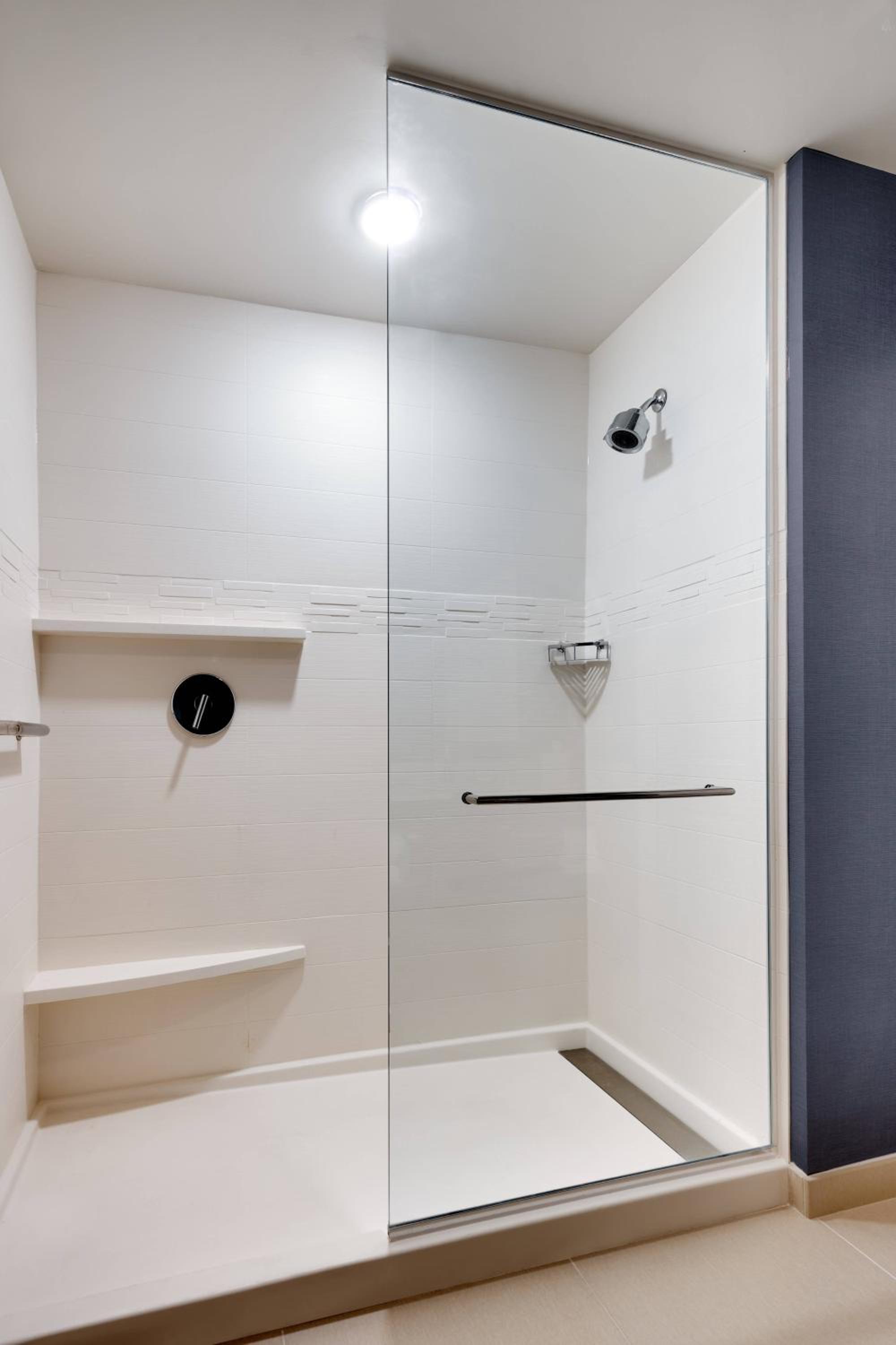 King Studio with Sofa Bed and Adapted Tub - Mobility Accessible - Photo 5
