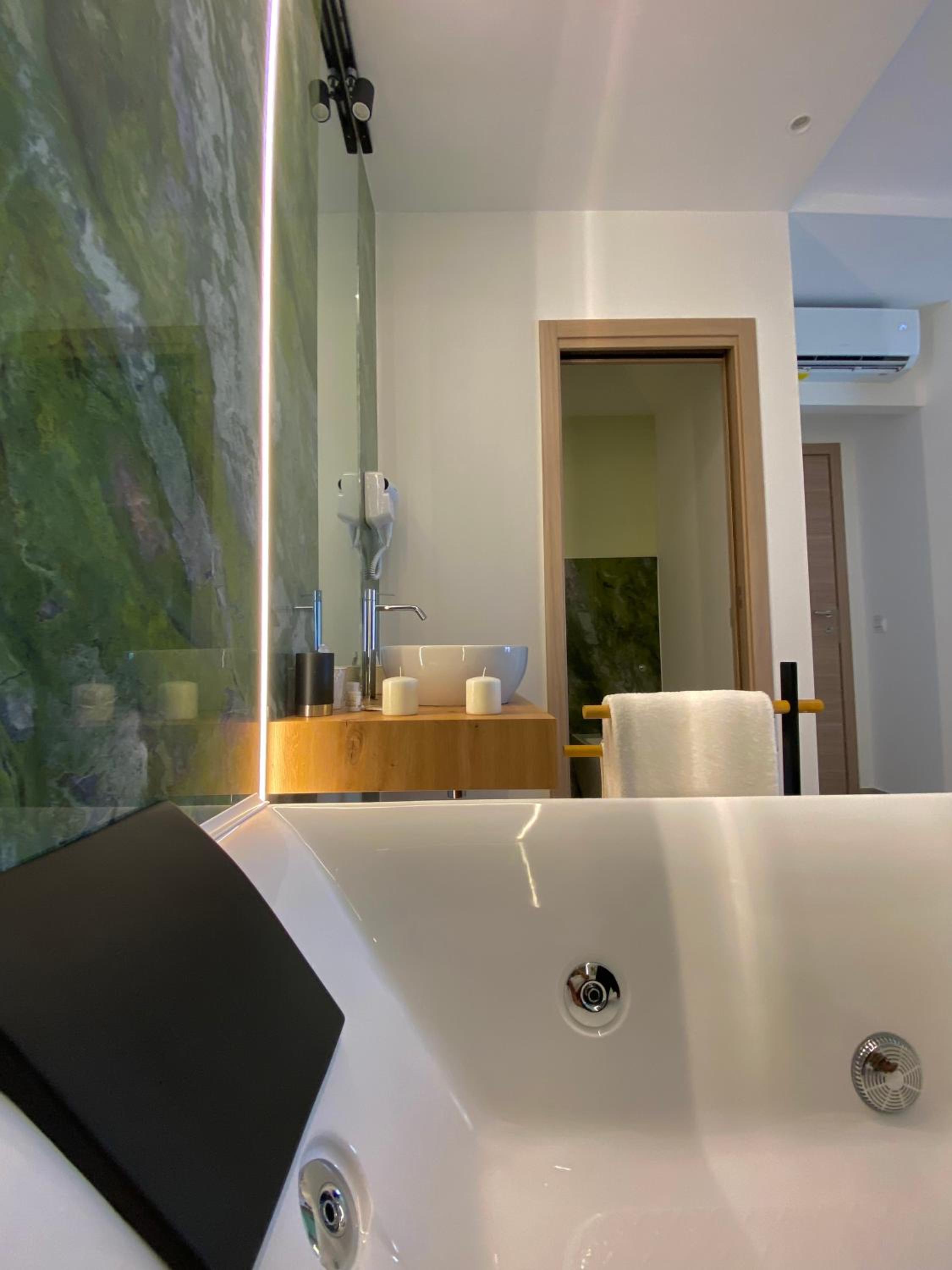 Deluxe Suite with Sea View photo 3