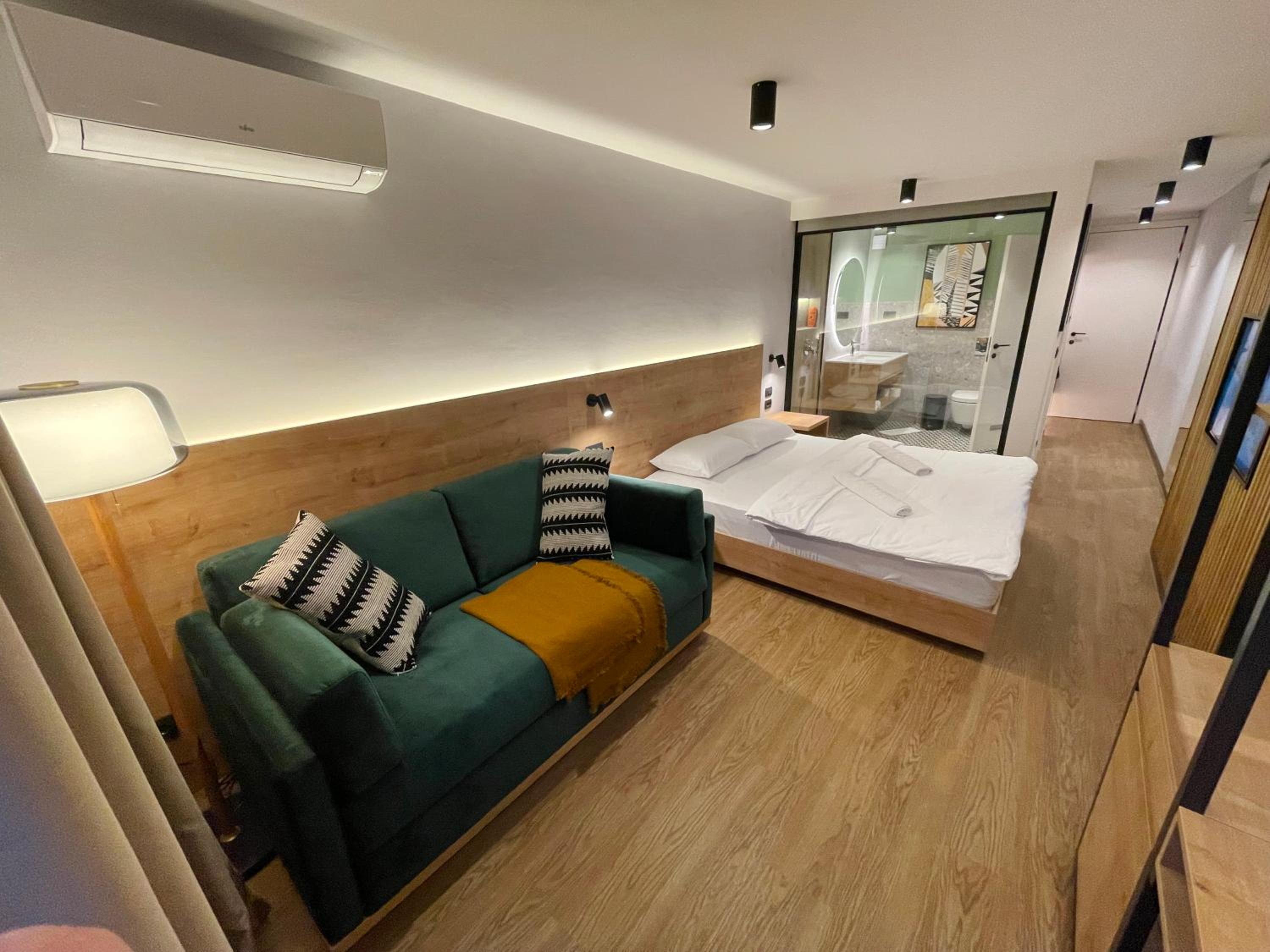 Deluxe Double Room (2 Adults + 1 Child) photo 2