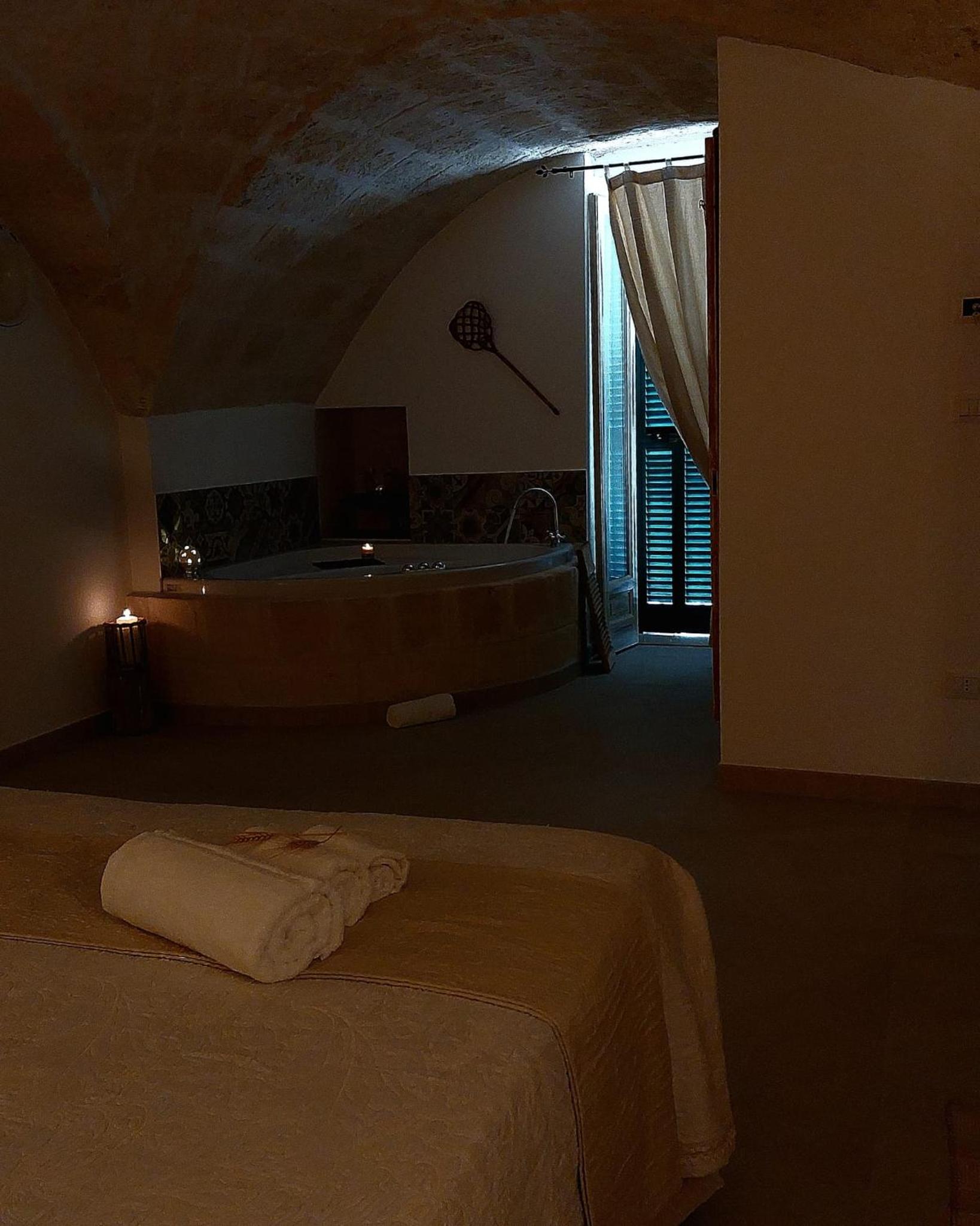 Deluxe Suite with Spa Bath photo 2
