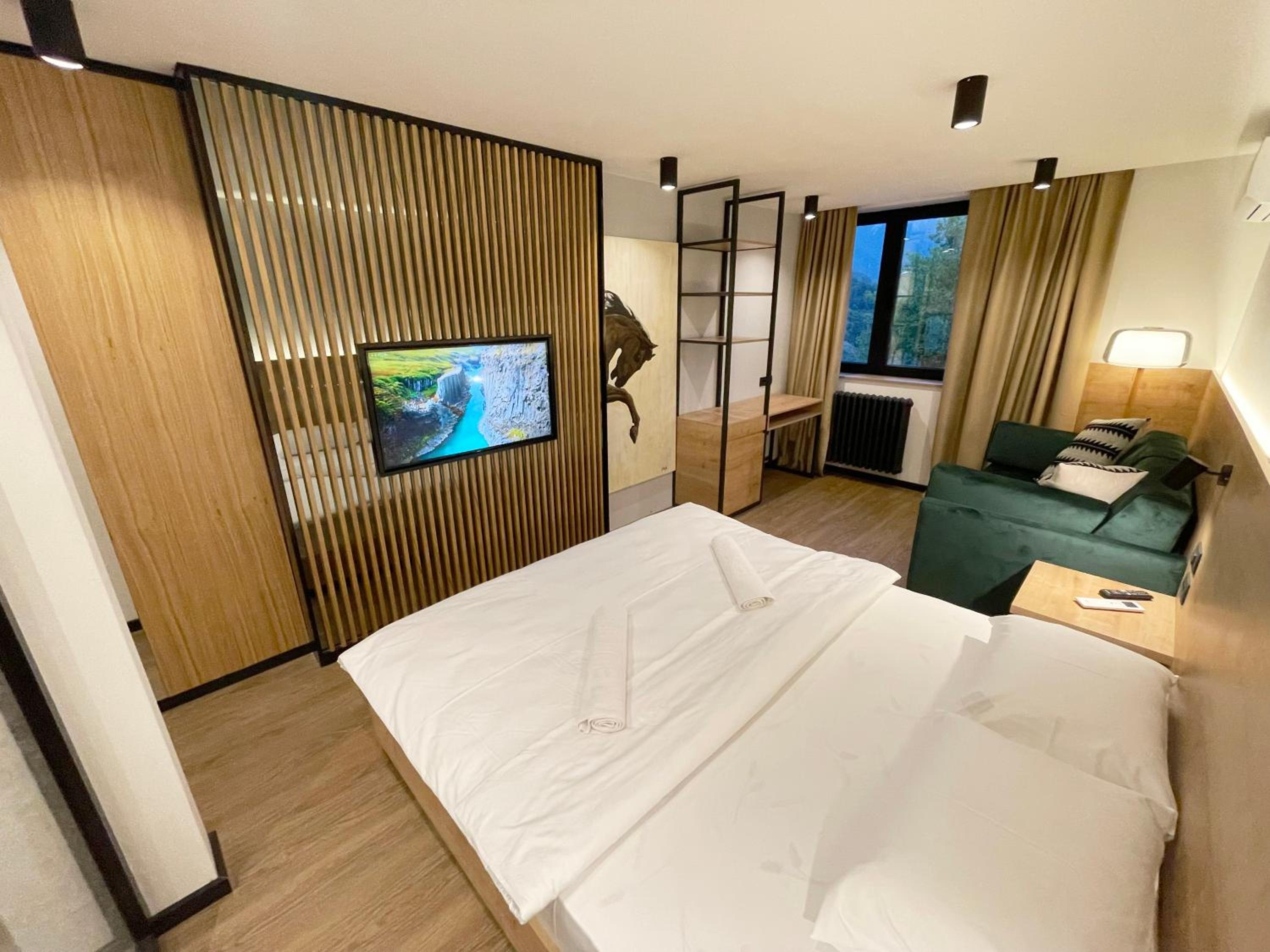 Deluxe Double Room (2 Adults + 1 Child) photo 1