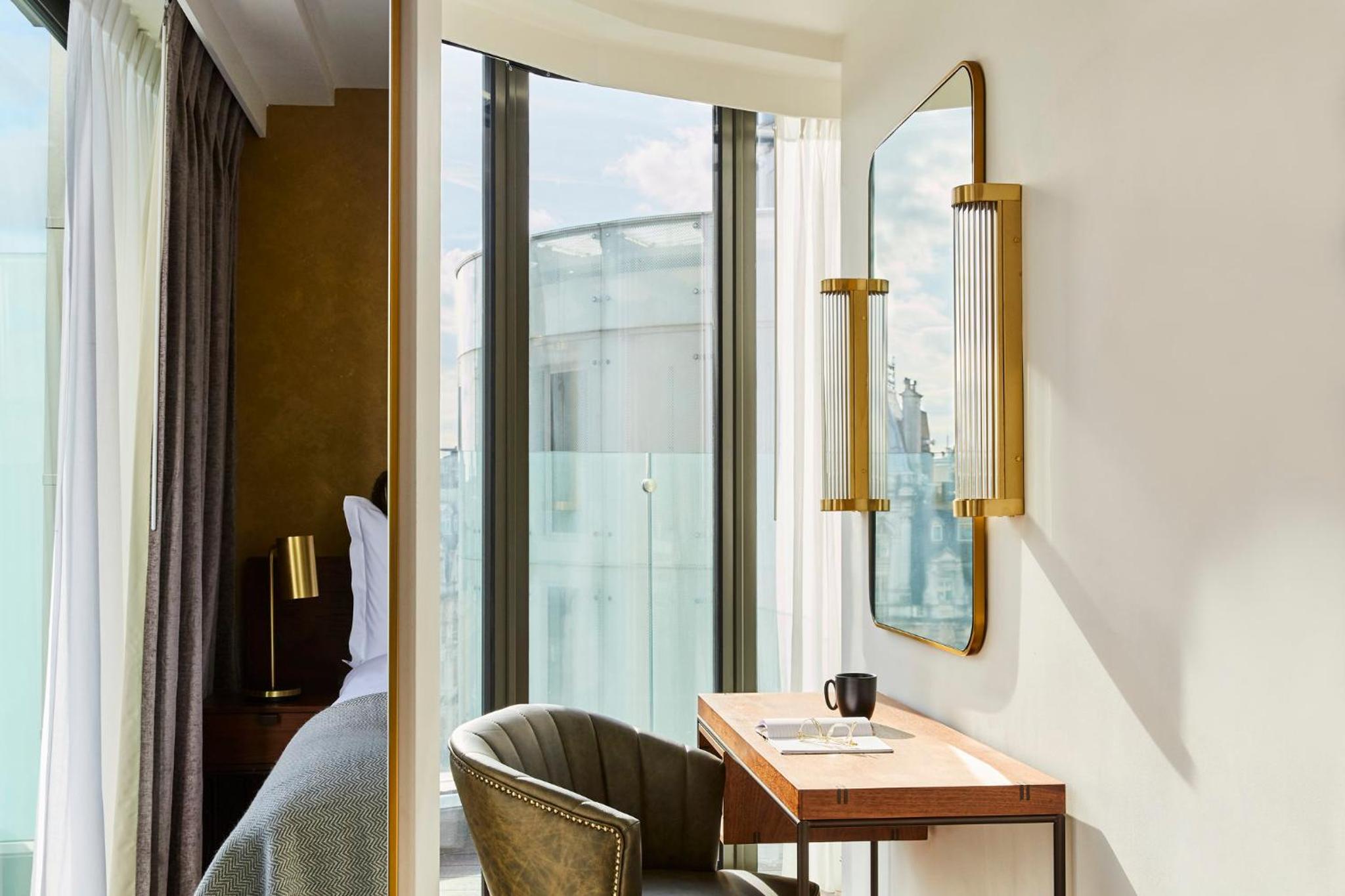 Premium Queen Room with Balcony and City View thumbnail 6