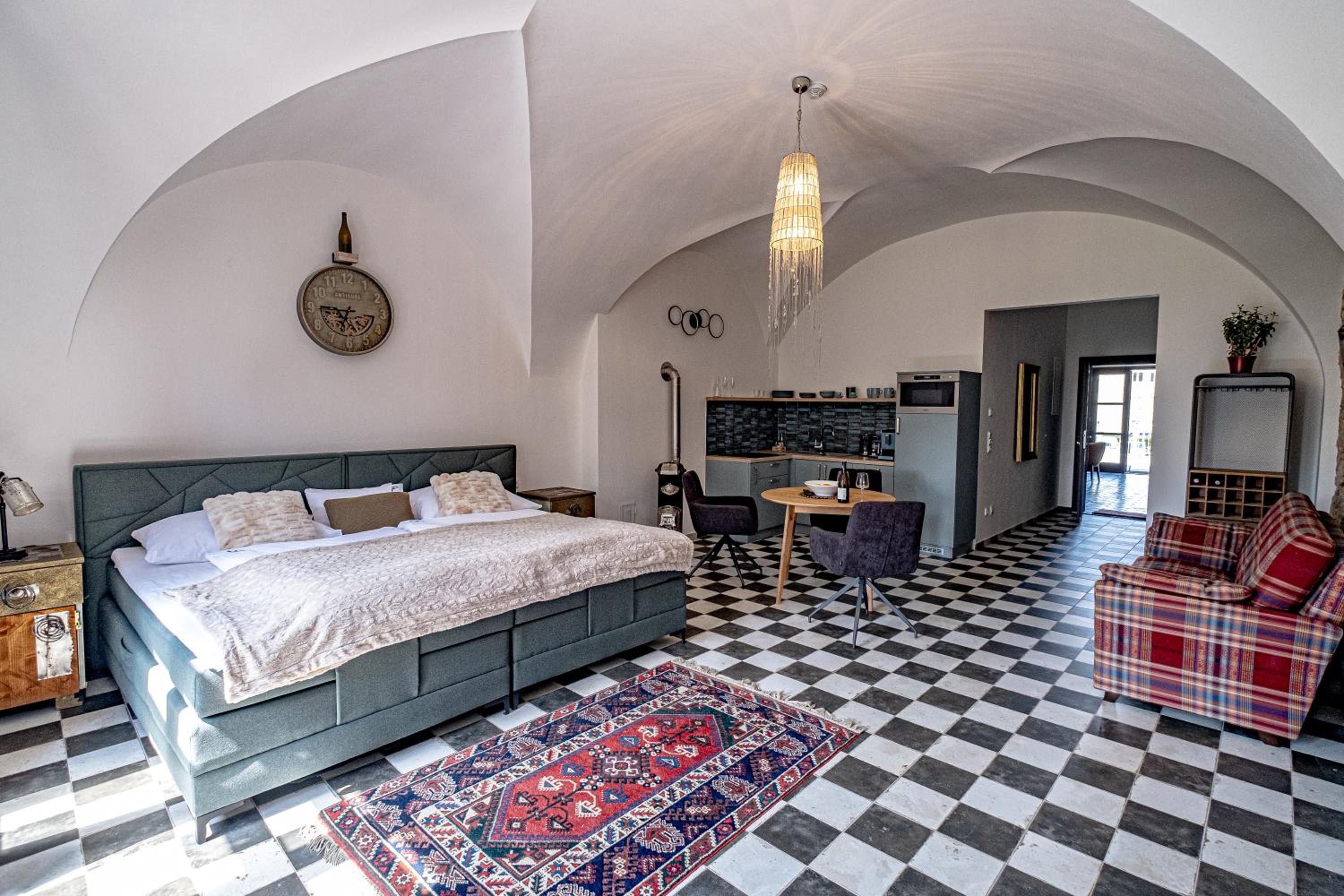Studio Apartment with King Bed - Photo 8