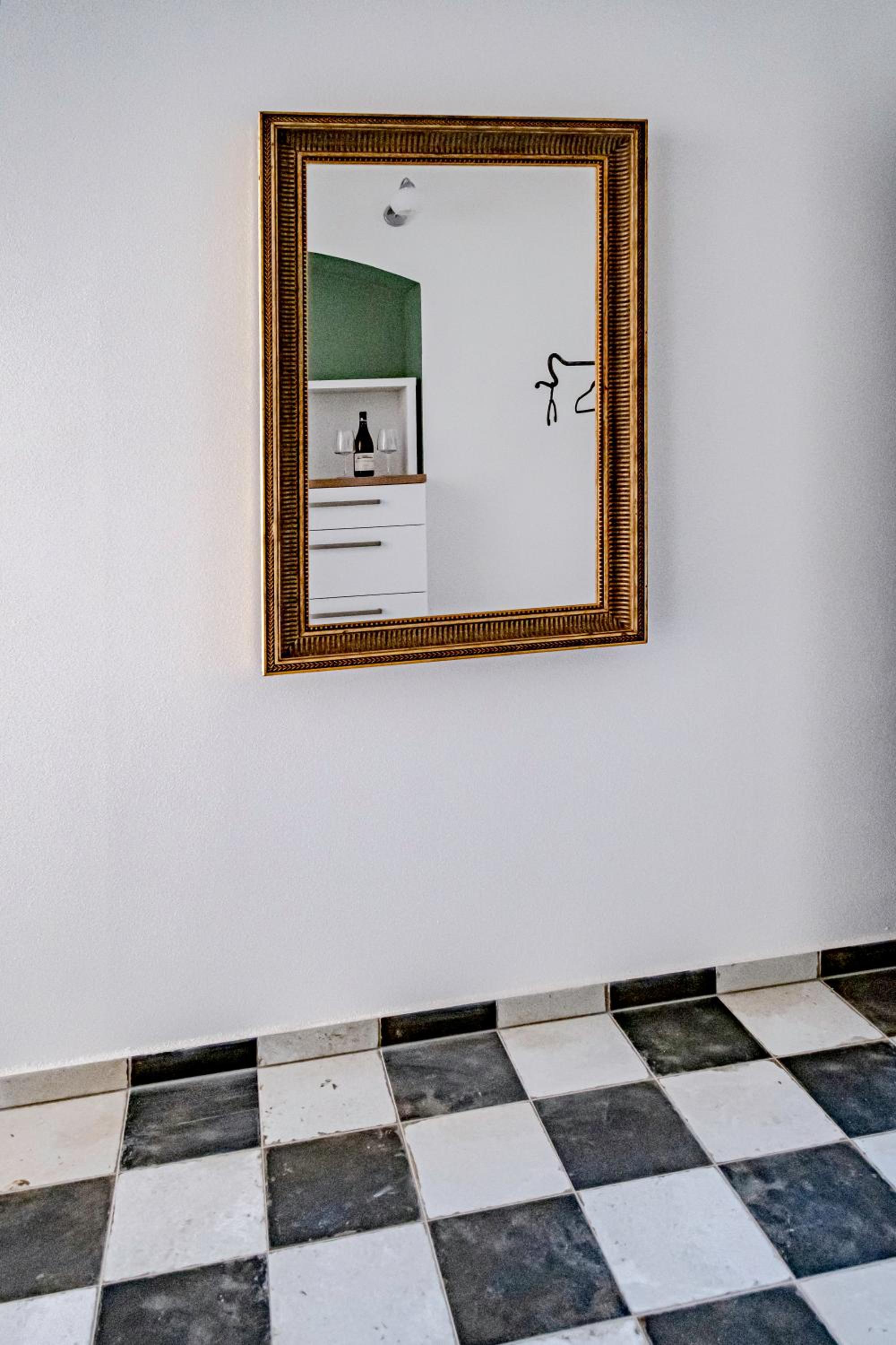 Studio Apartment with King Bed - Photo 12
