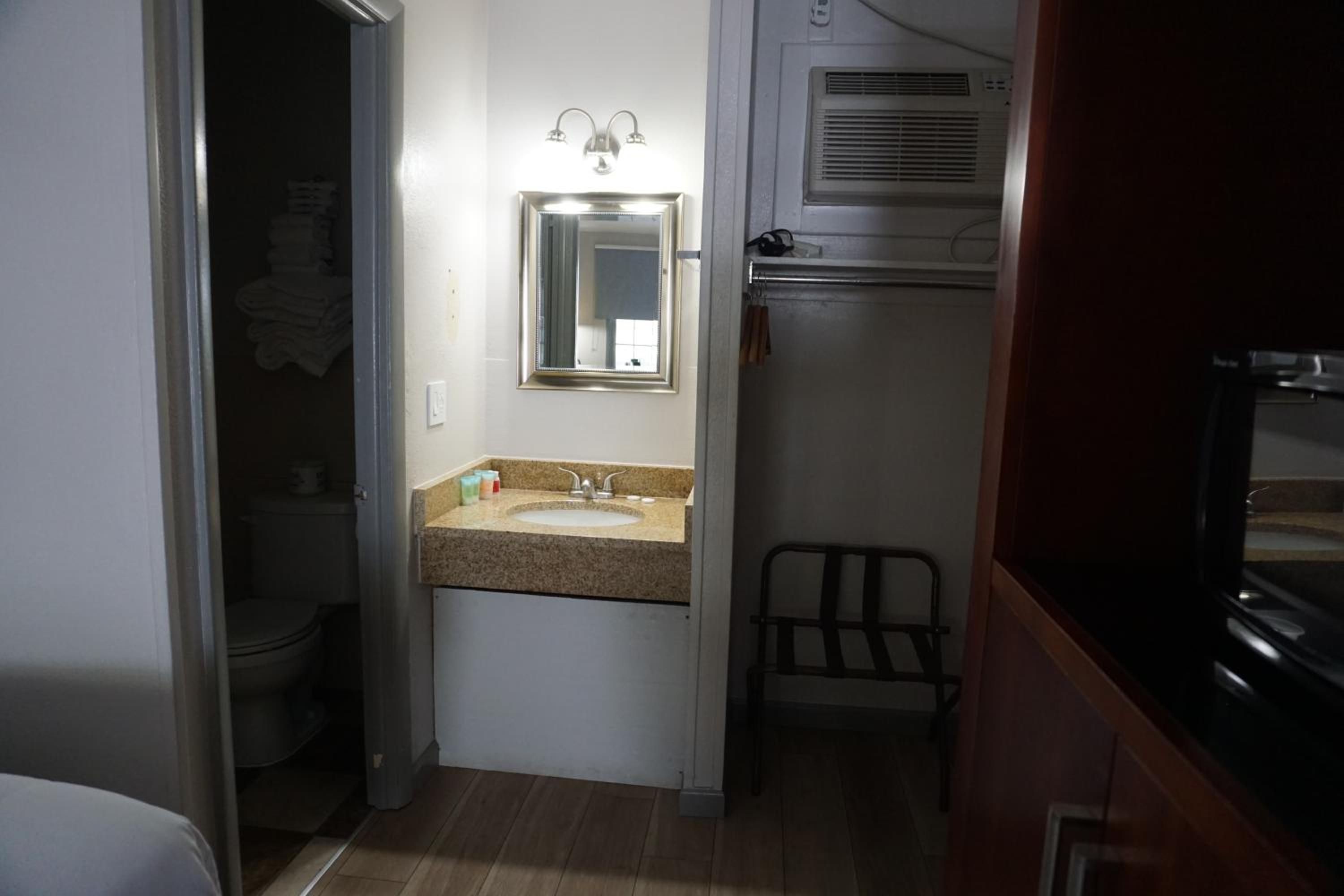 Double Room with Two Double Beds - Non-Smoking - Photo 3