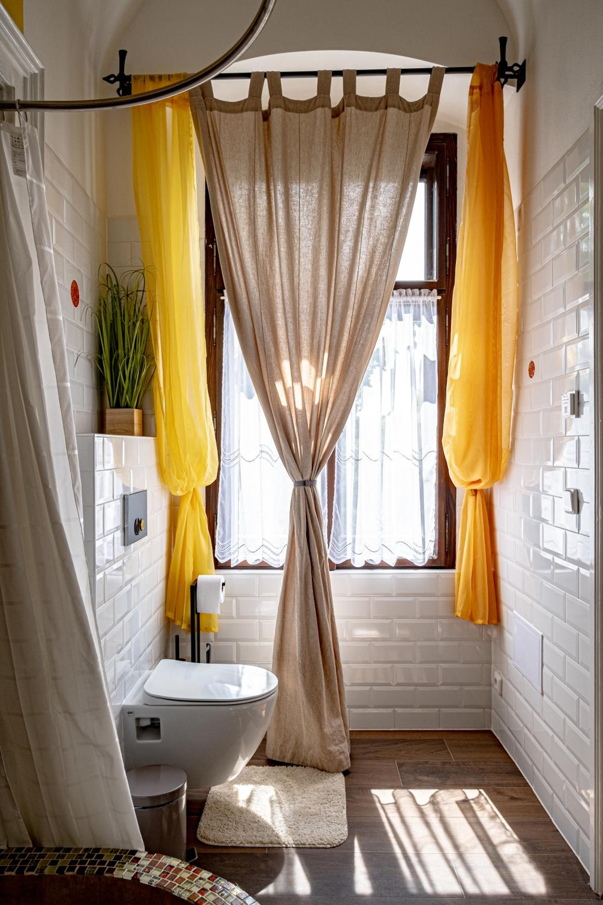 Studio Apartment with King Bed - Photo 9
