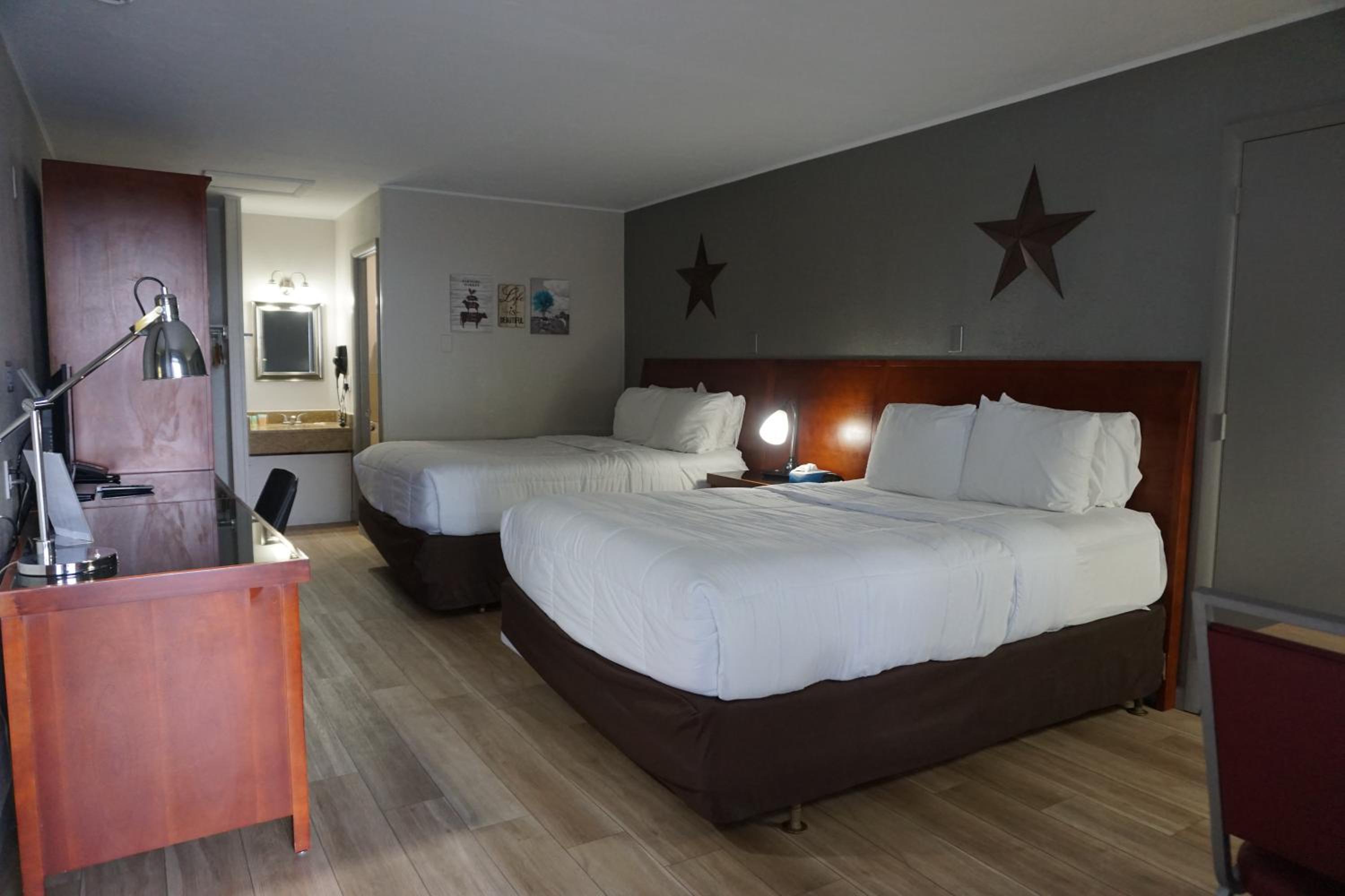 Queen Room with Two Queen Beds - Non-Smoking - Photo 5