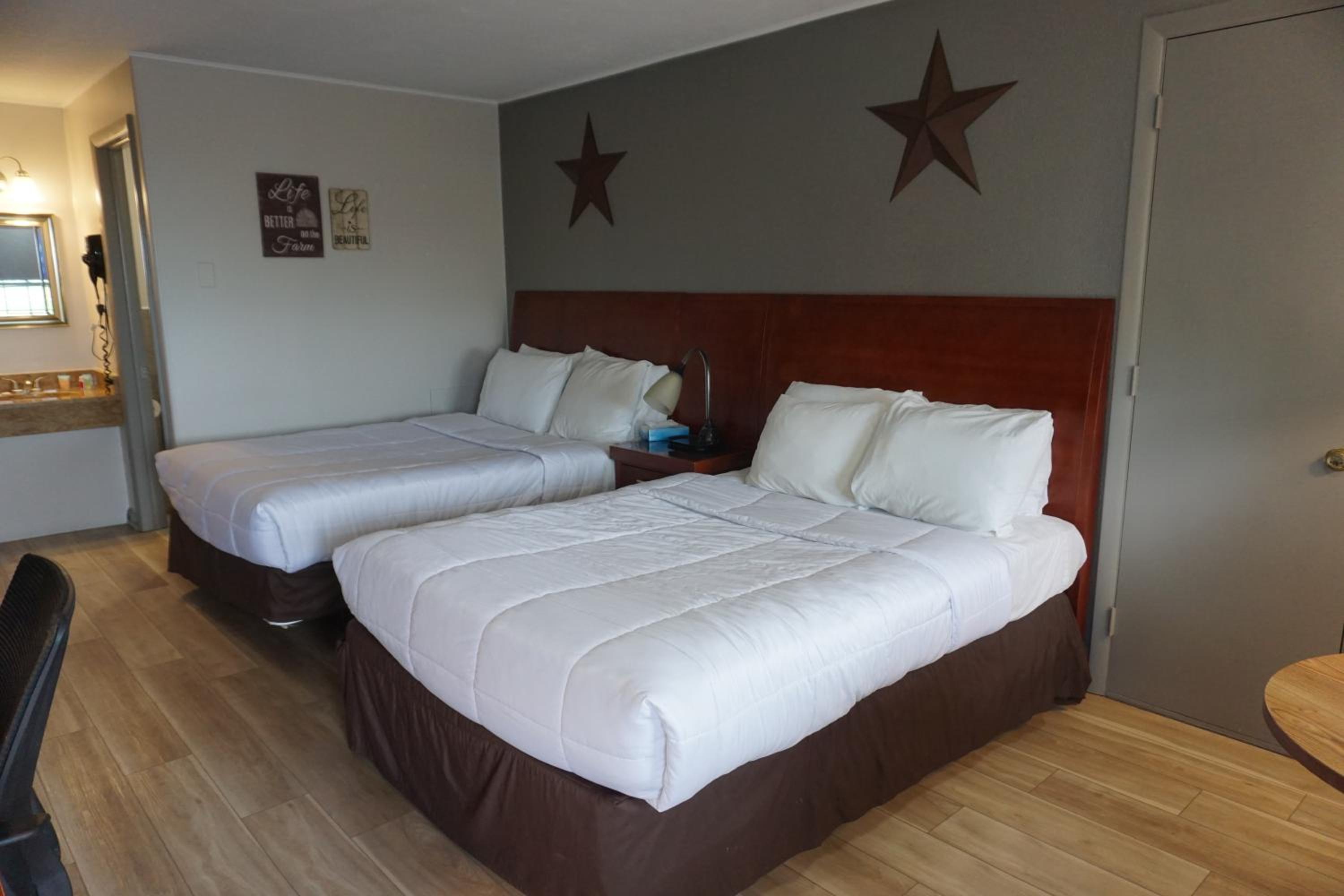 Queen Room with Two Queen Beds - Non-Smoking - Photo 4