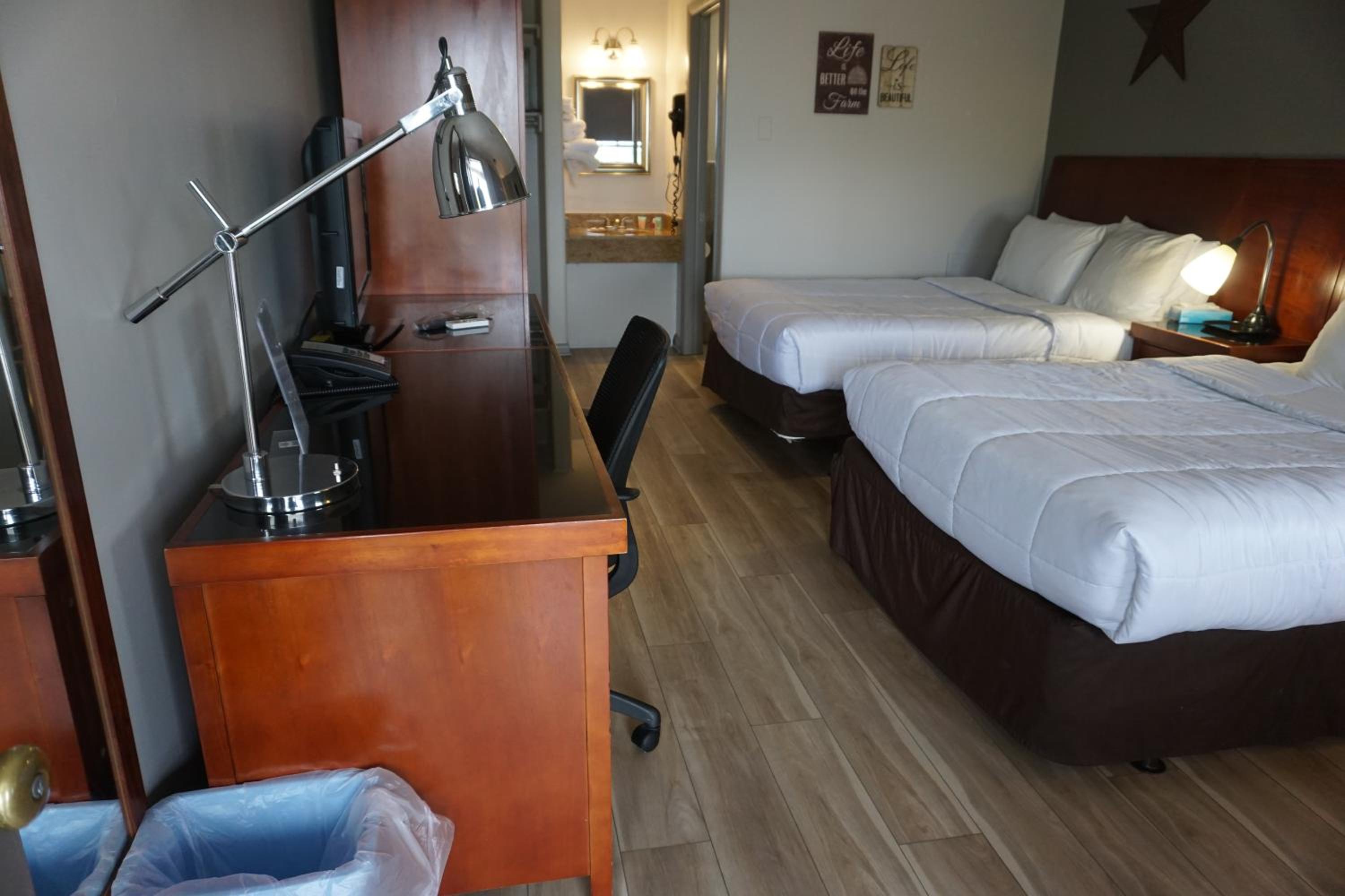 Queen Room with Two Queen Beds - Non-Smoking - Photo 1