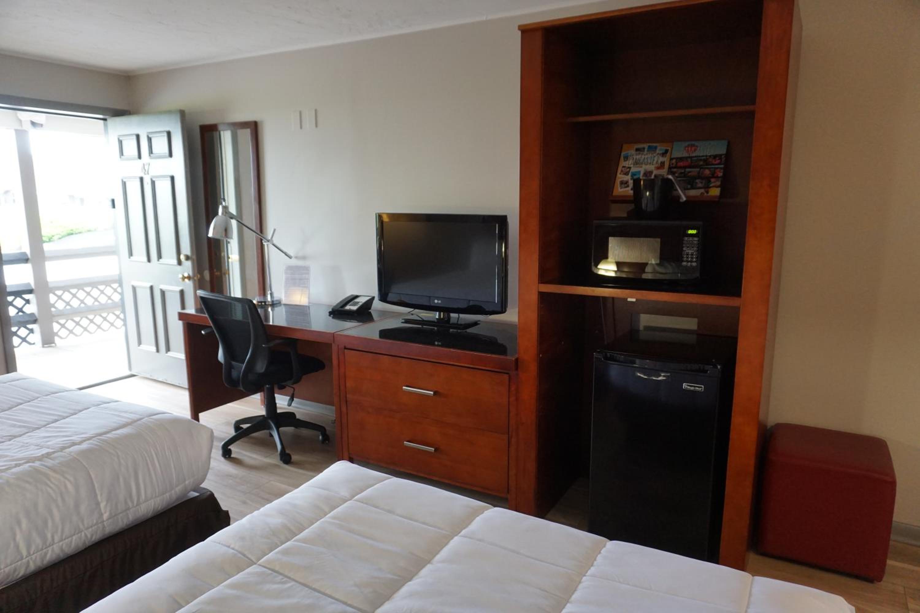 Queen Room with Two Queen Beds - Non-Smoking - Photo 6
