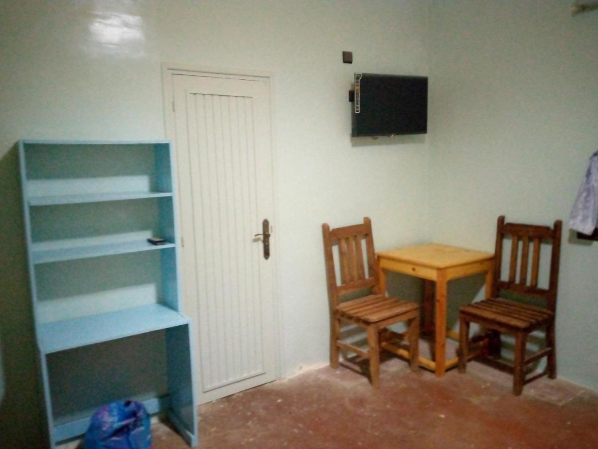 Basic Triple Room with Shared Bathroom photo 2