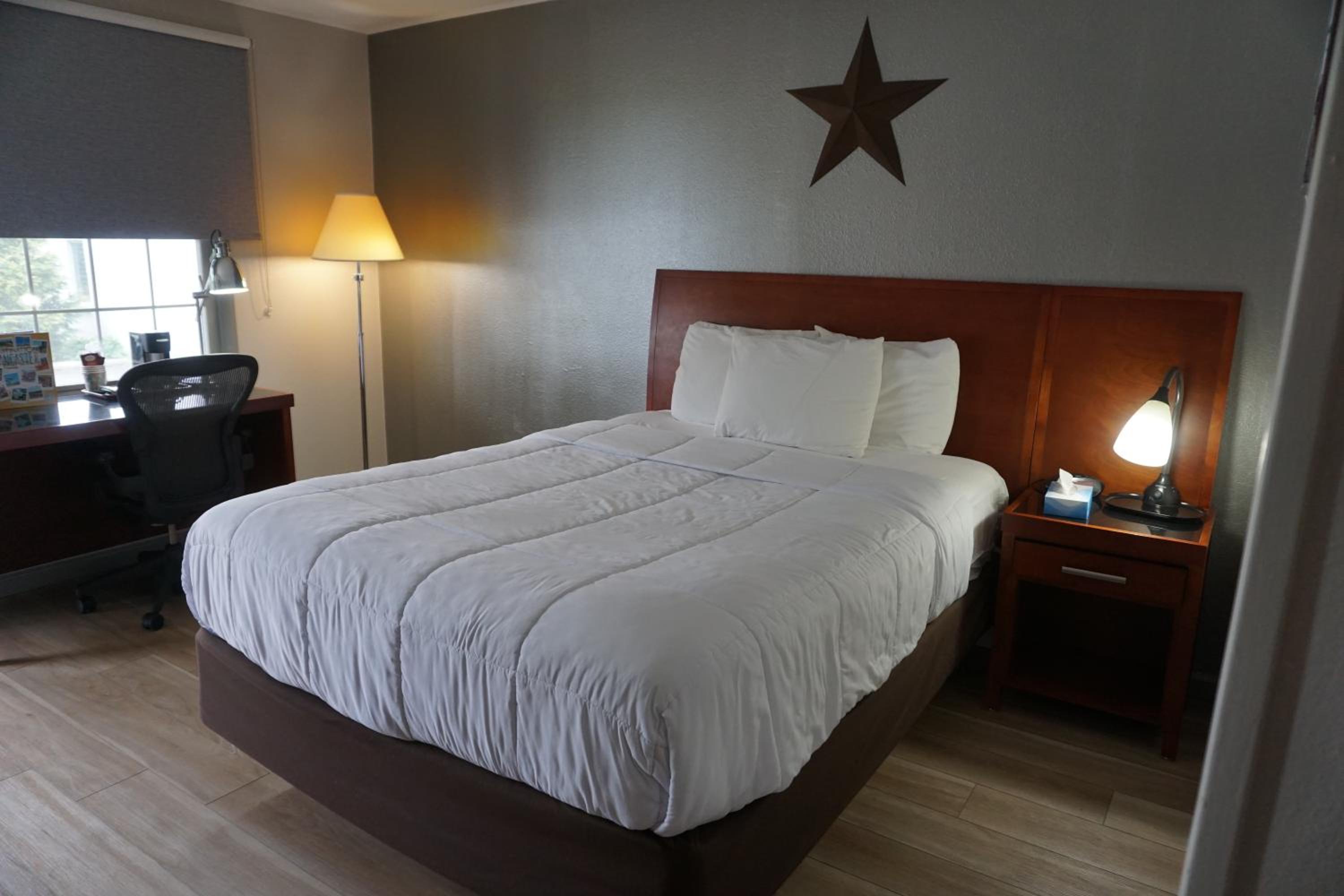 Queen Room photo 2