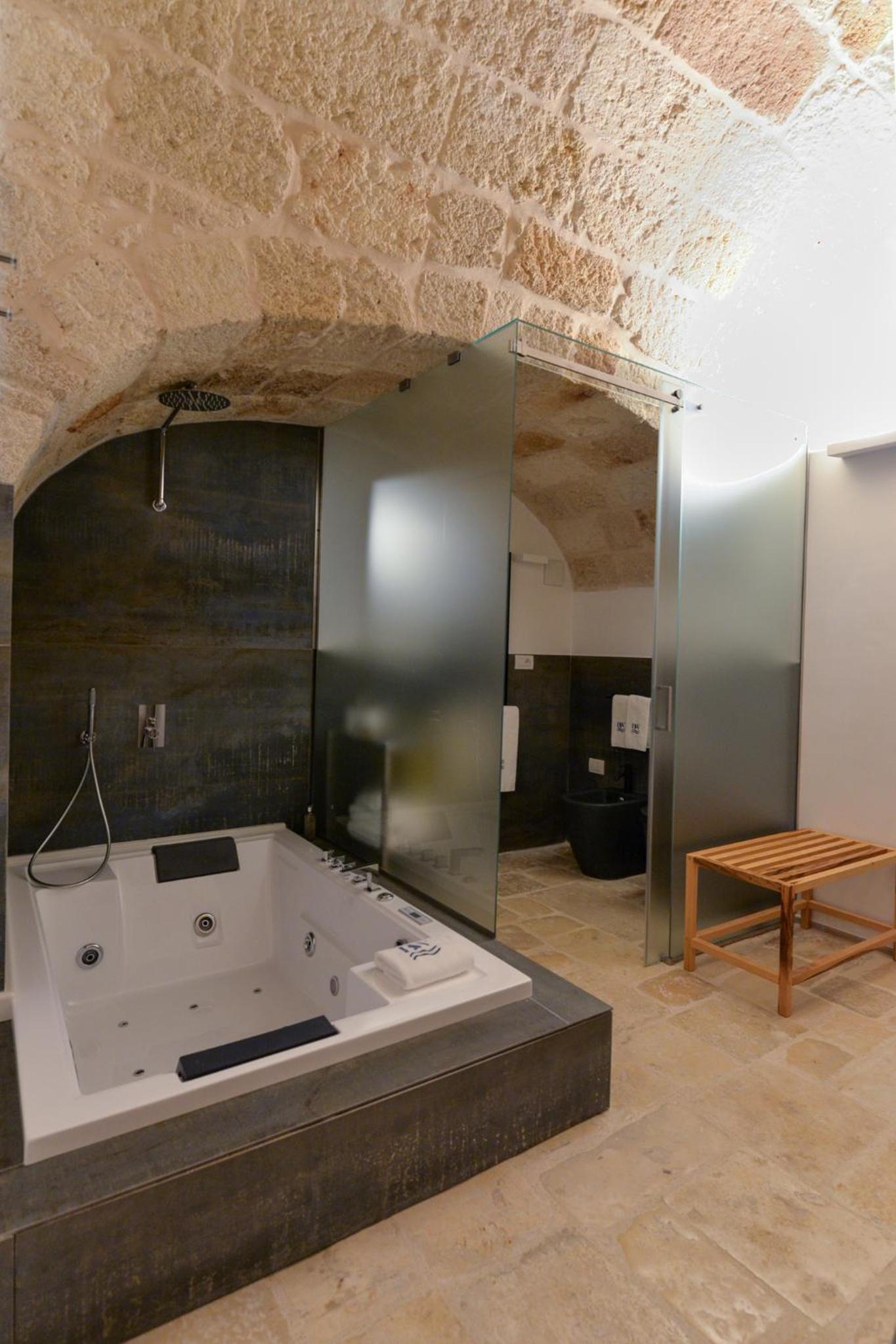 King Room with Spa Bath - Photo 11