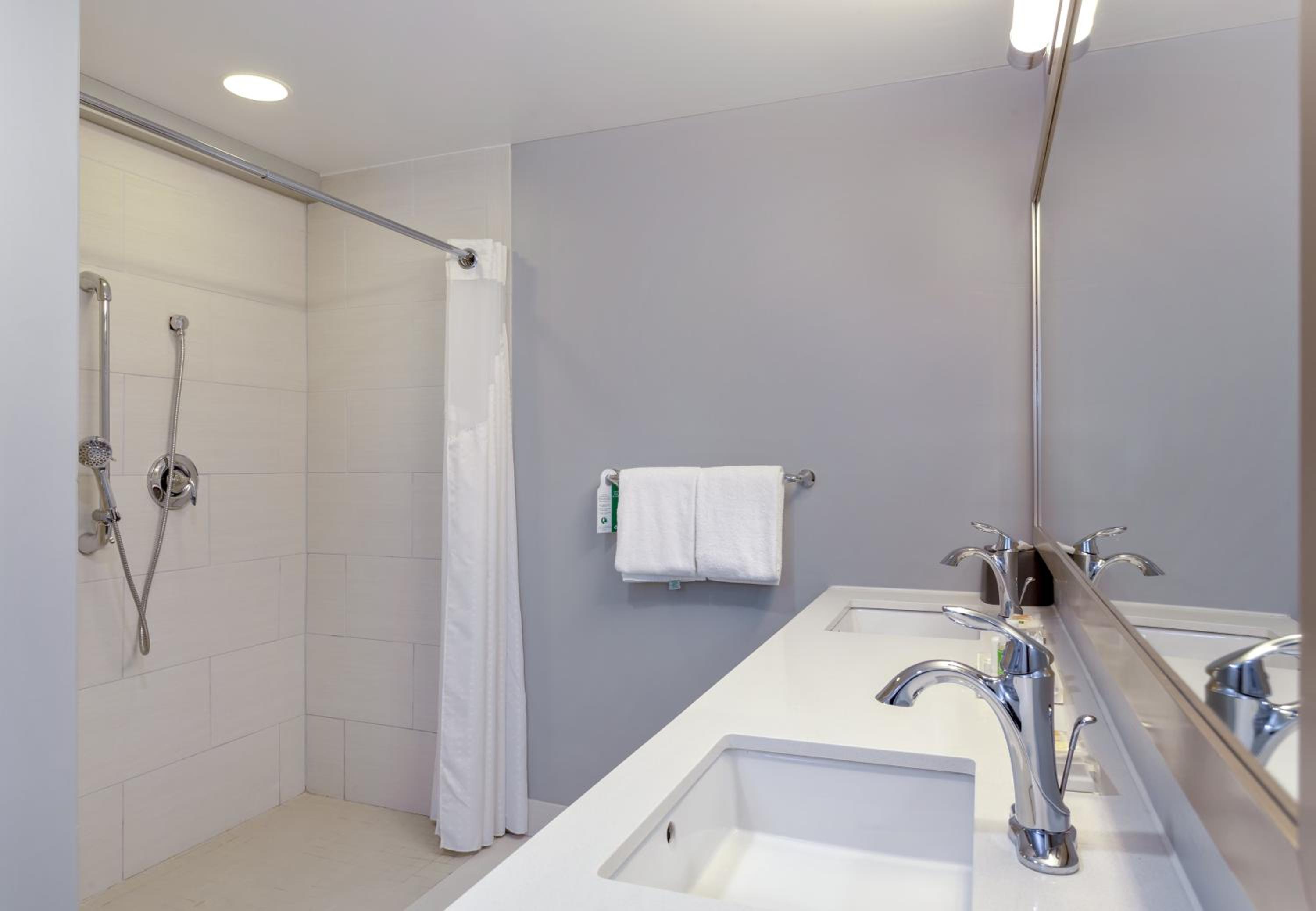 King Room - Mobility Access/Hearing Accessible - Photo 4