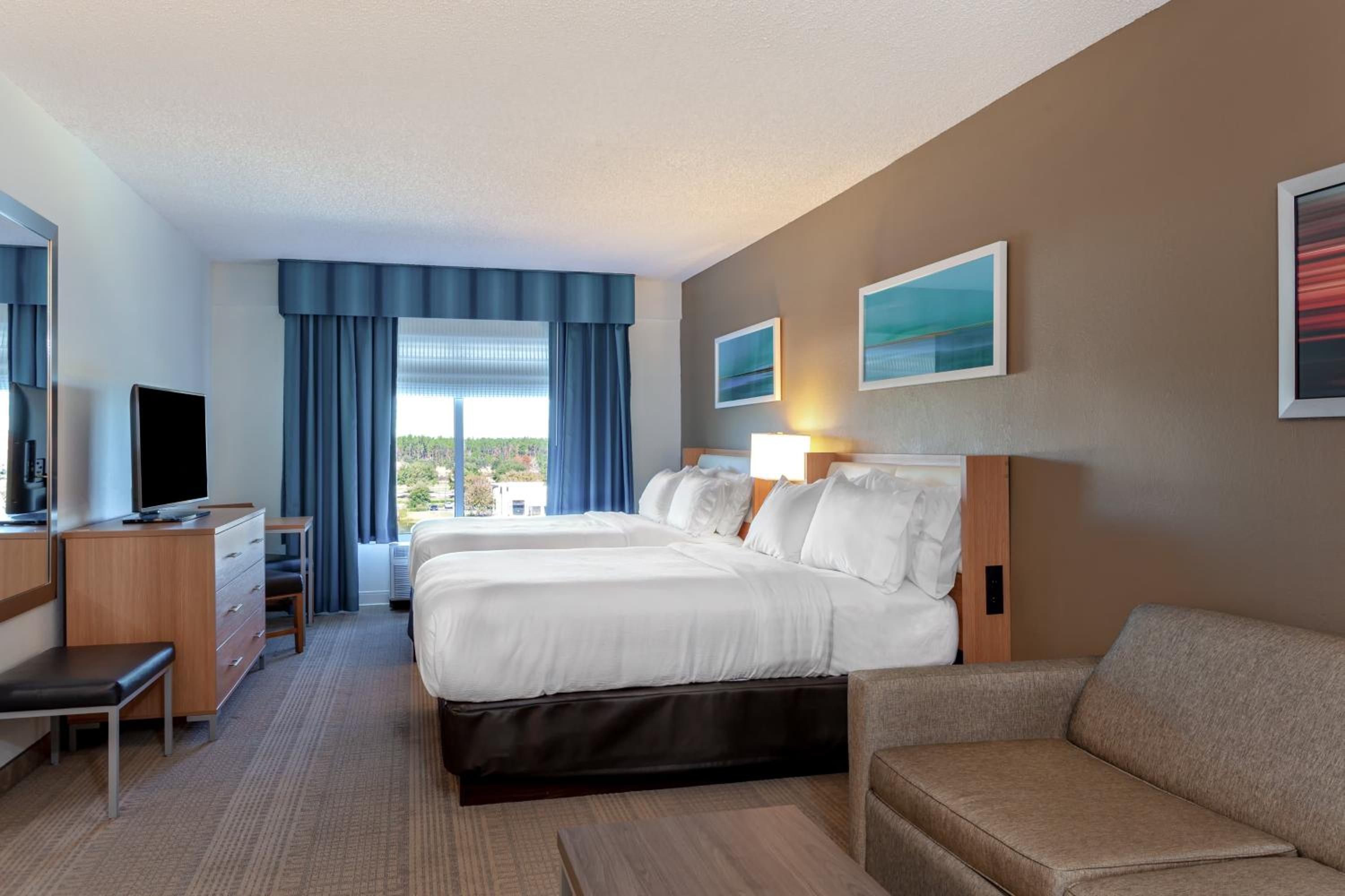Queen Room with Two Queen Beds with Lakeview - Photo 4