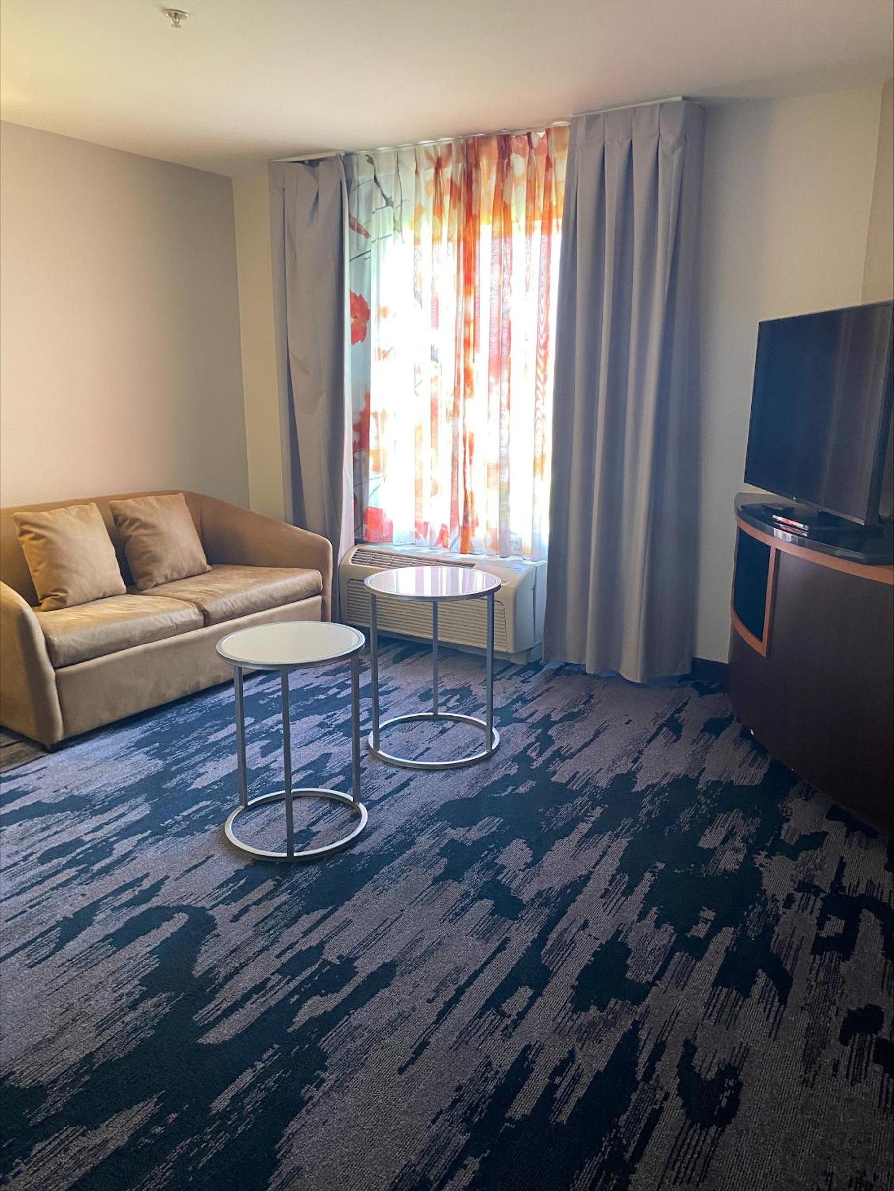 1 Bedroom 2 room Suite, 1 King, Sofa bed - Photo 1