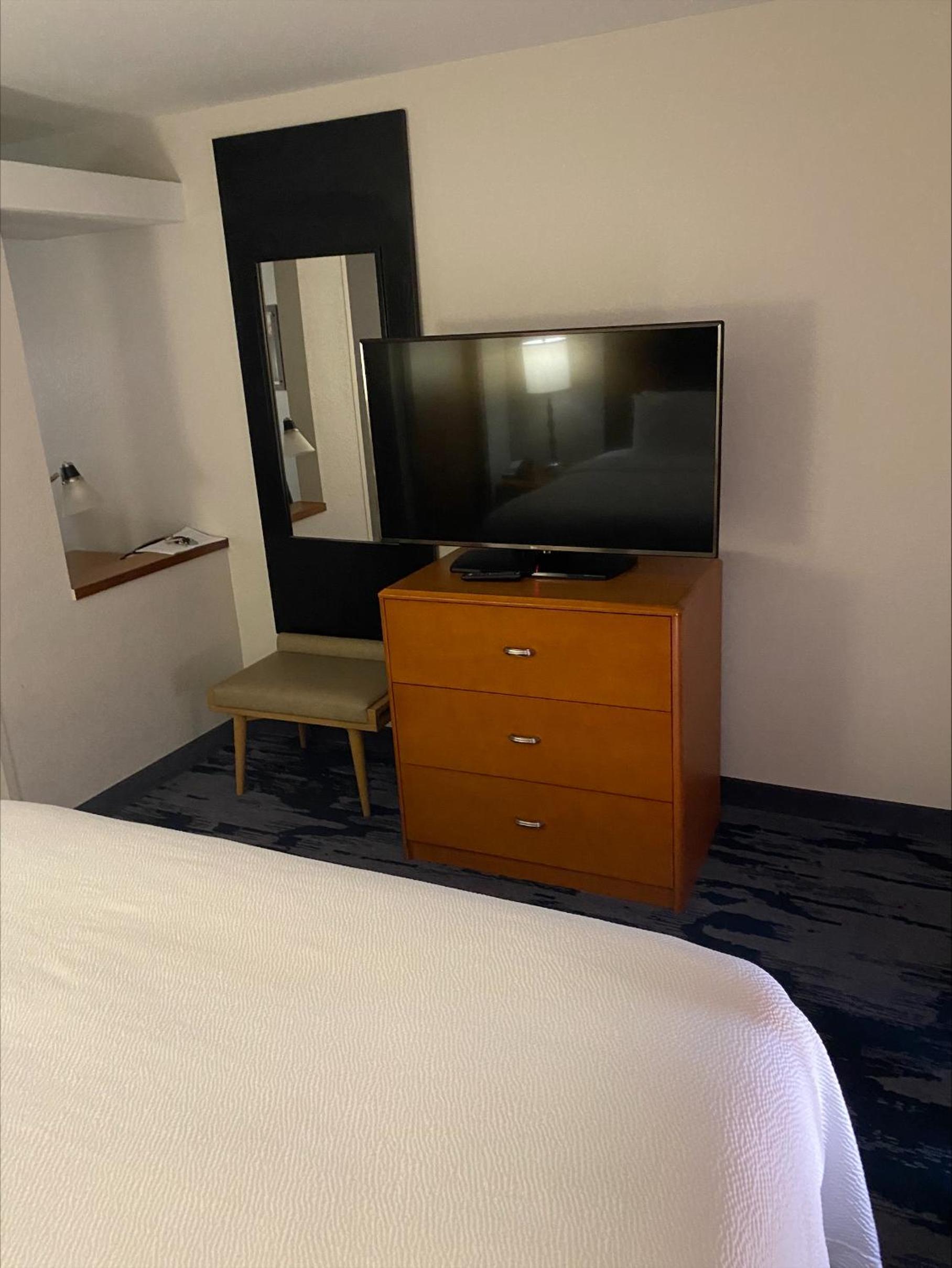 One-Bedroom King Suite with Sofa Bed - Photo 4