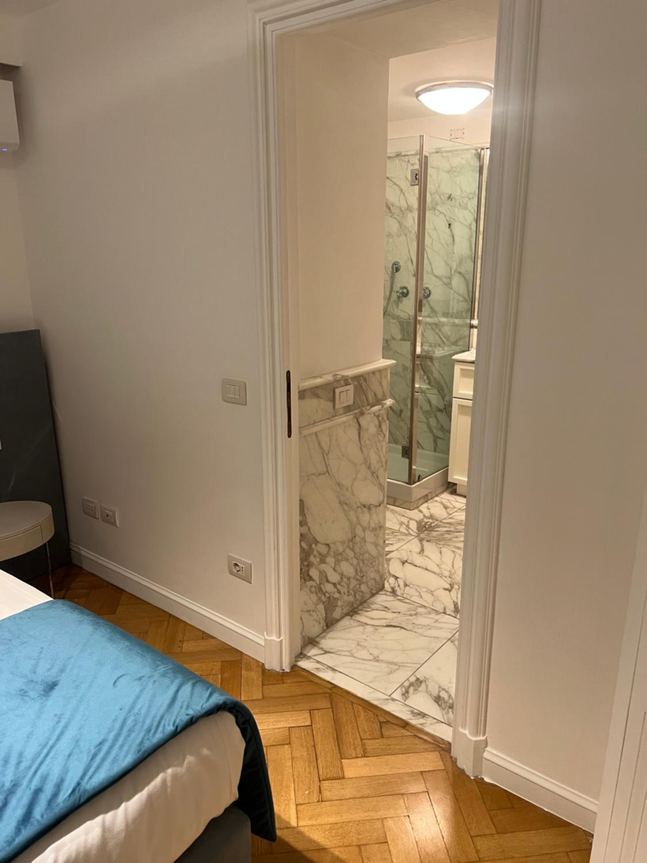 Small Double Room thumbnail 6