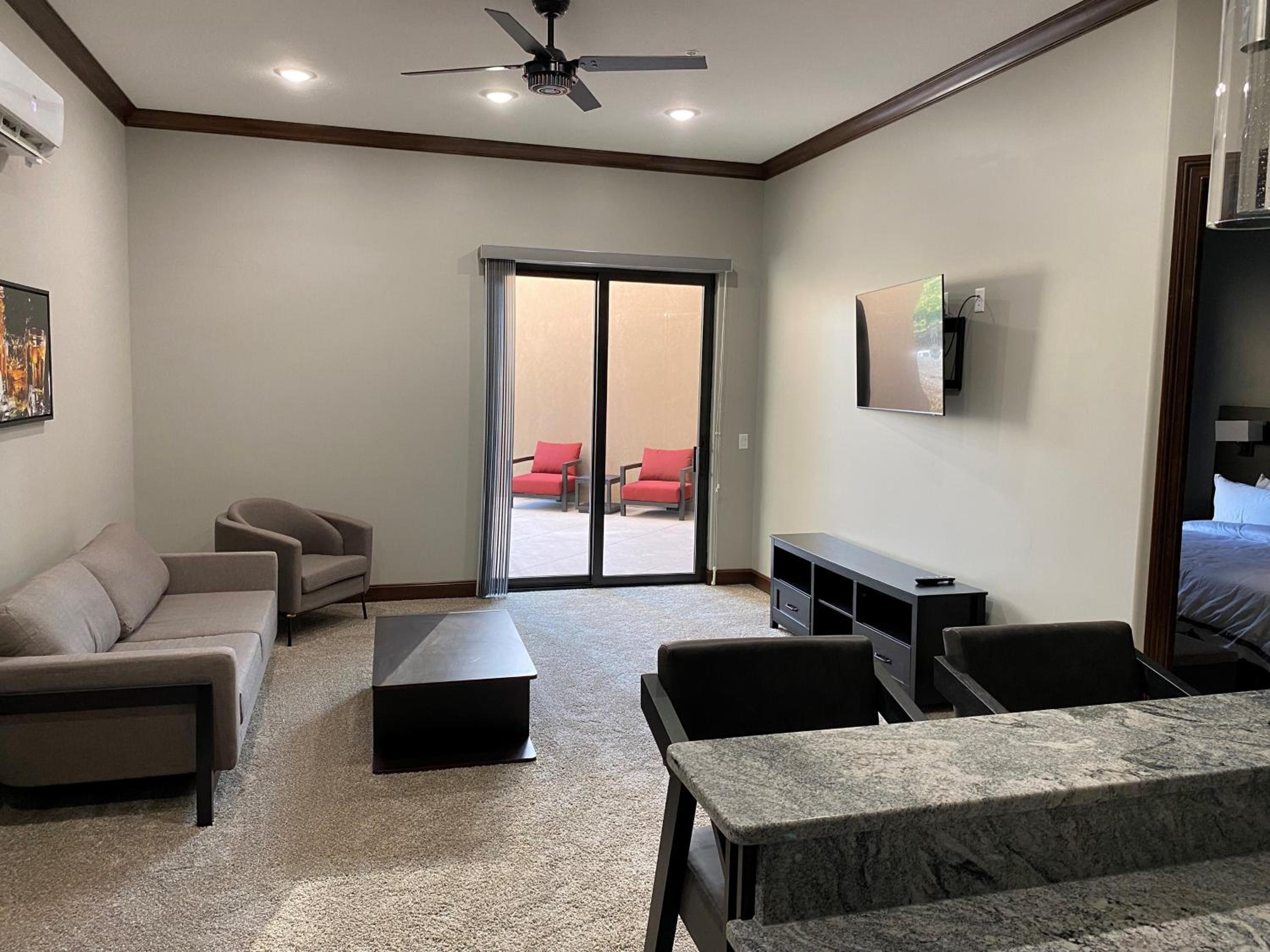 Townhouse Garden View Suite with Patio - Photo 7