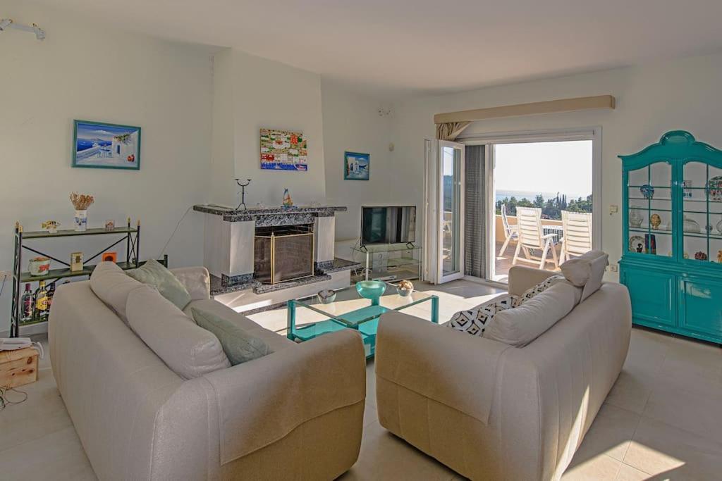 Five-Bedroom House photo 1