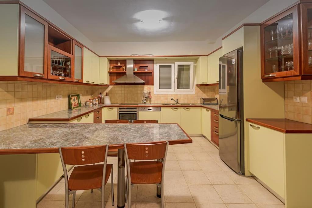 Five-Bedroom House photo 2