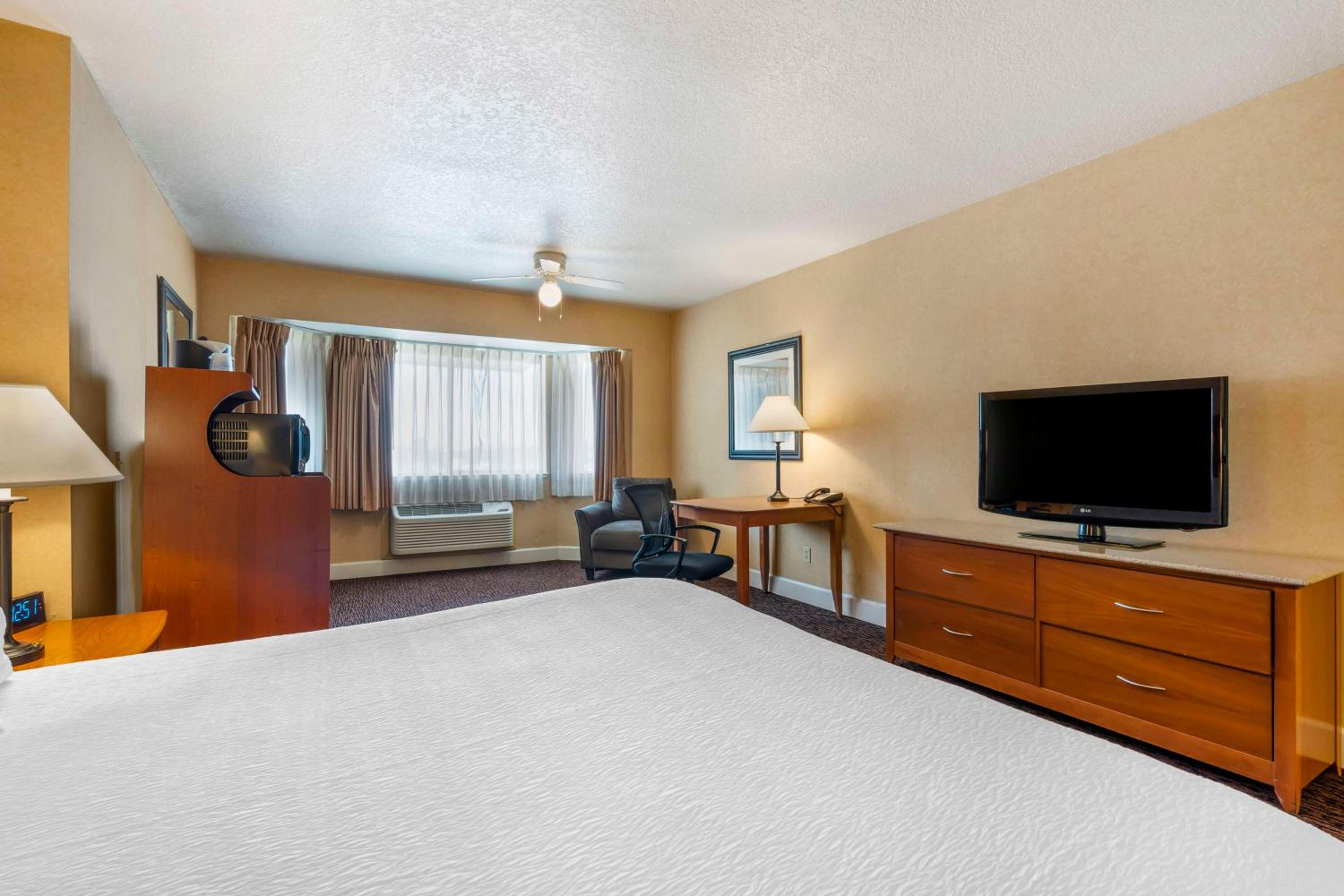 King Room with Fireplace - Non-Smoking - Photo 4