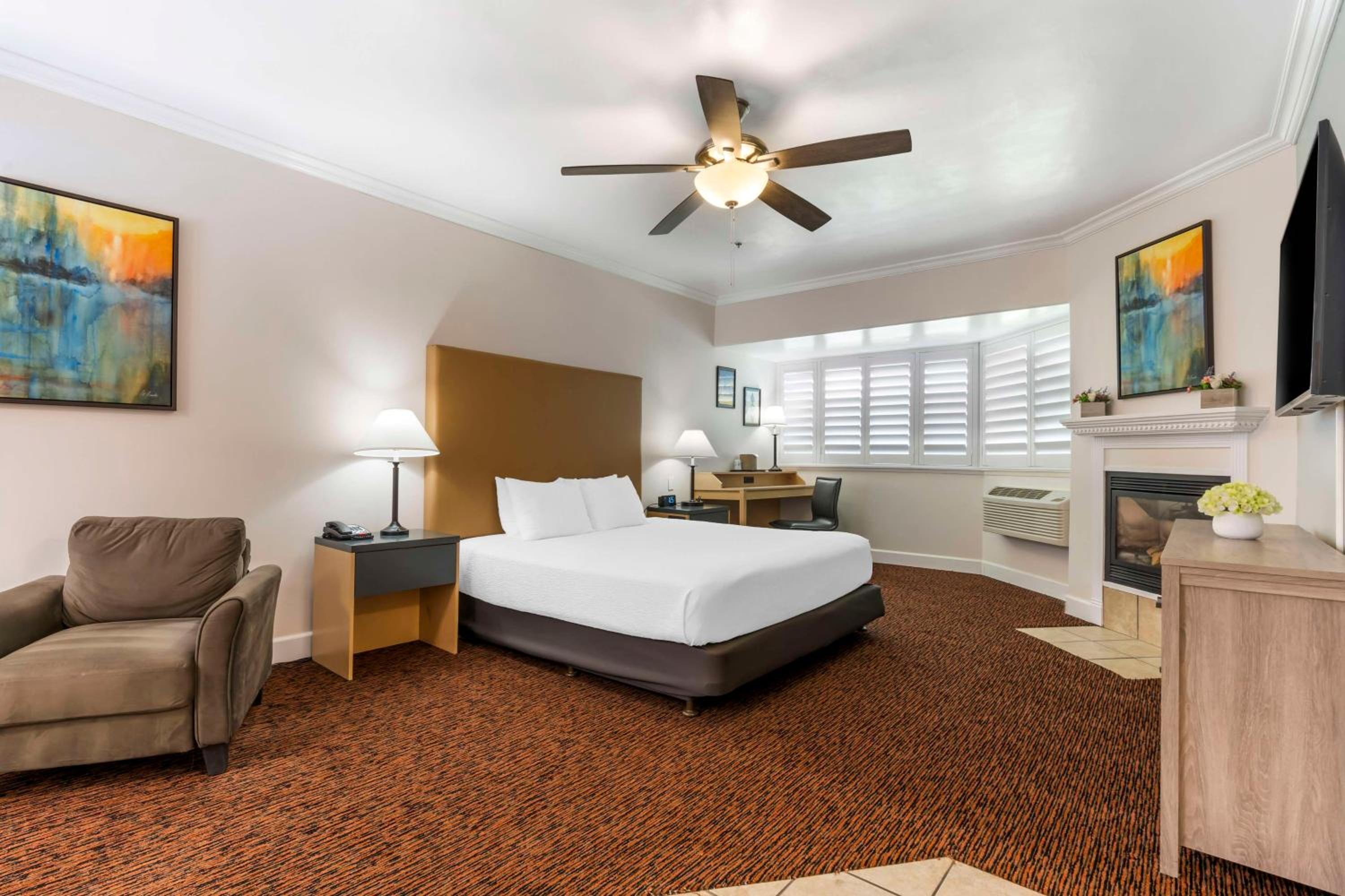 King Suite with Spa Bath and Fireplace - Non-Smoking - Photo 1