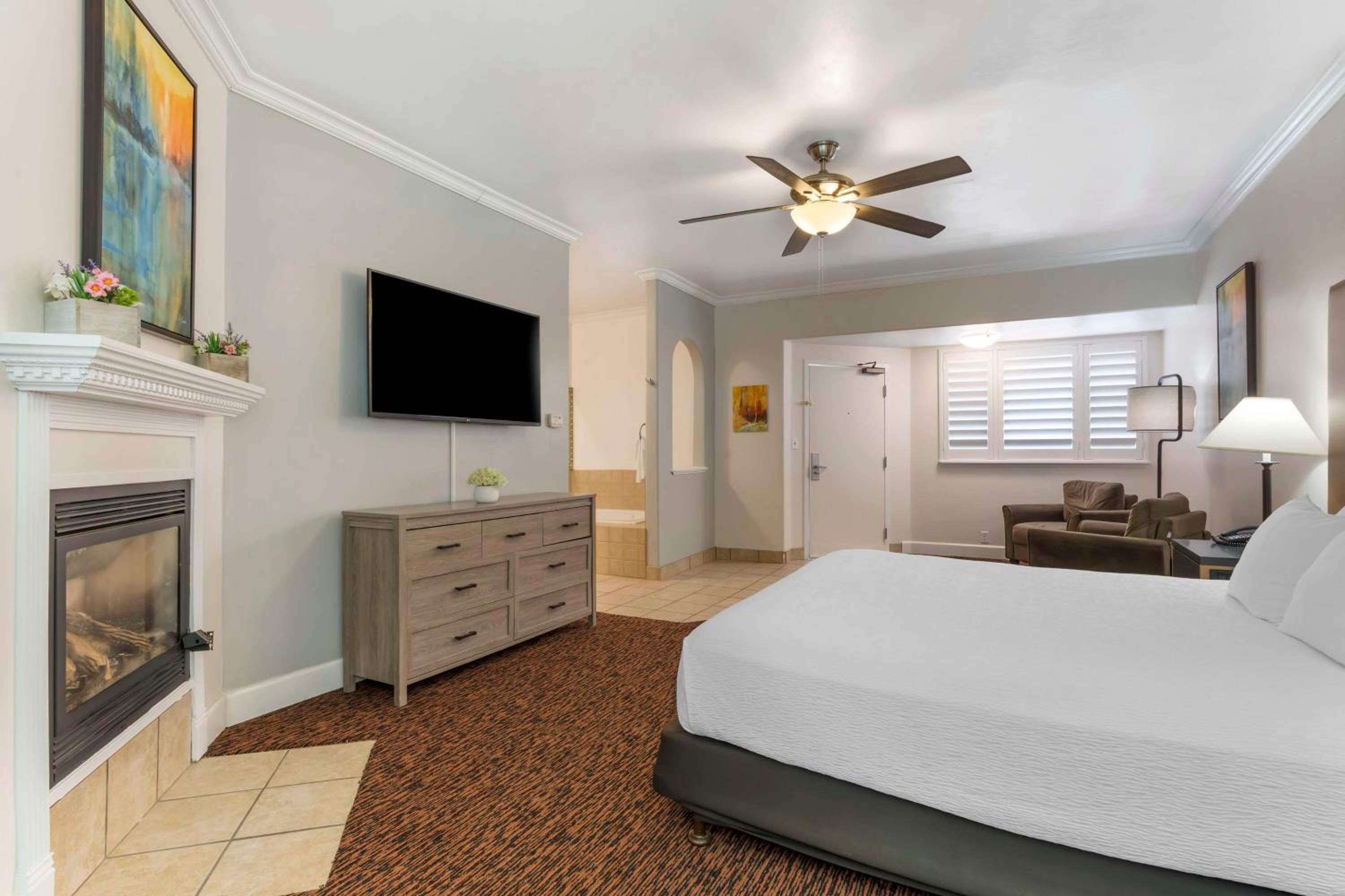 King Suite with Spa Bath and Fireplace - Non-Smoking - Photo 2