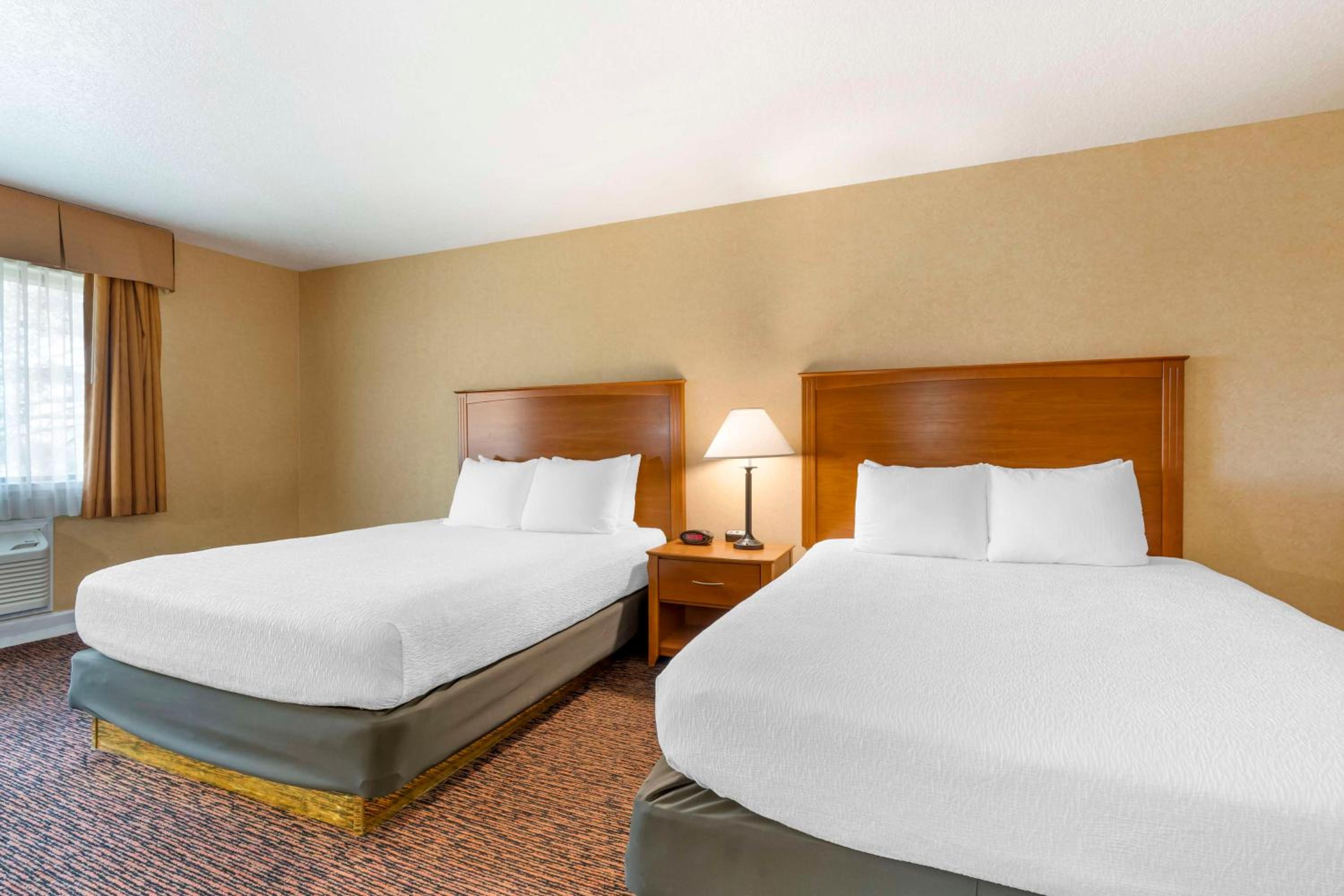 Queen Room With Two Queen Beds - Non-Smoking - Photo 1