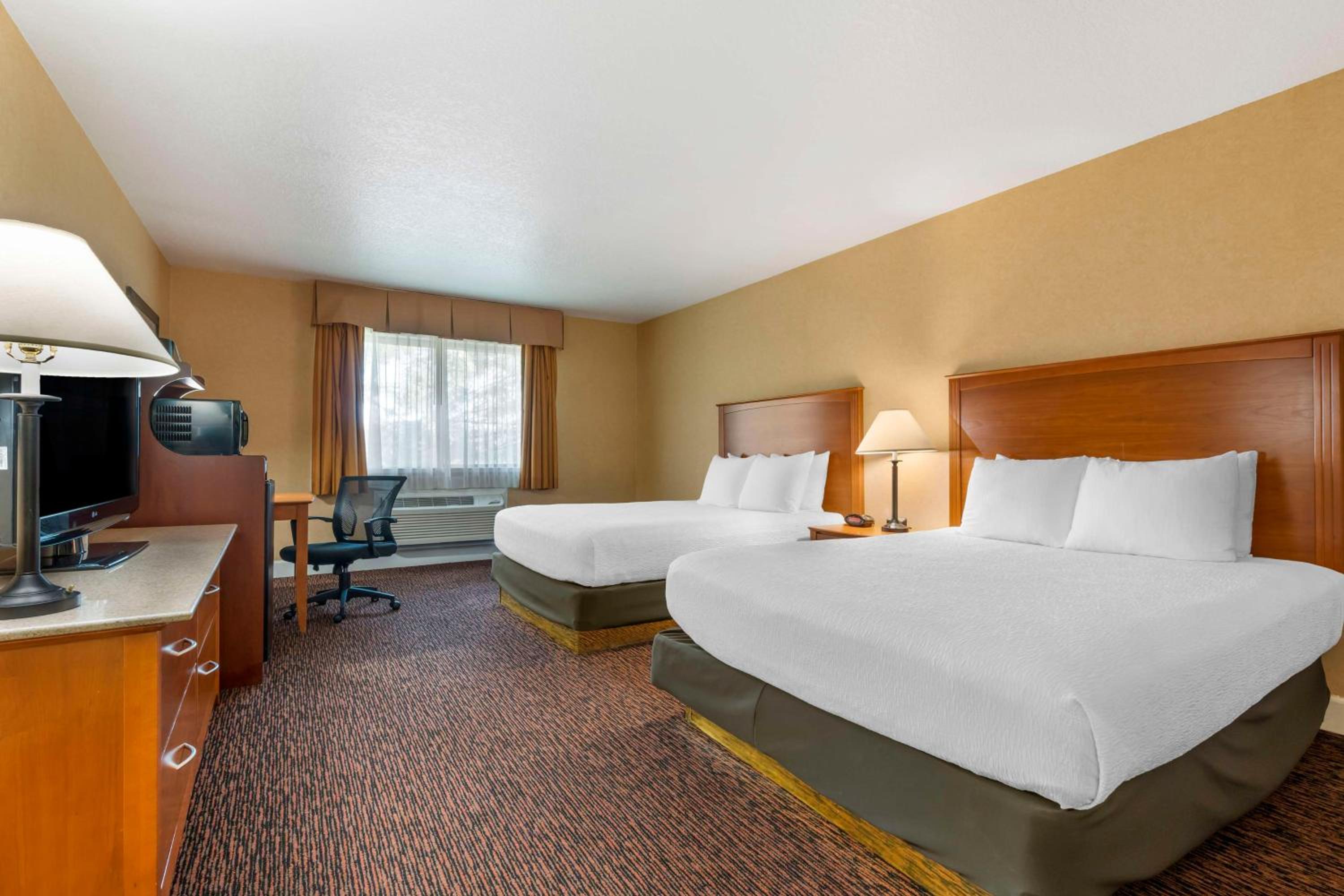 Queen Room With Two Queen Beds - Non-Smoking - Photo 5