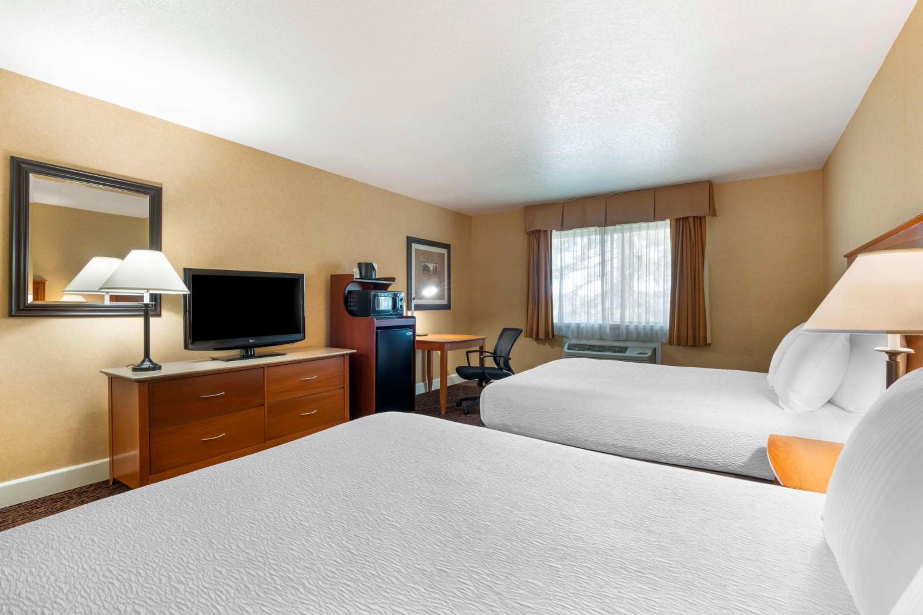 Queen Room With Two Queen Beds - Non-Smoking - Photo 4