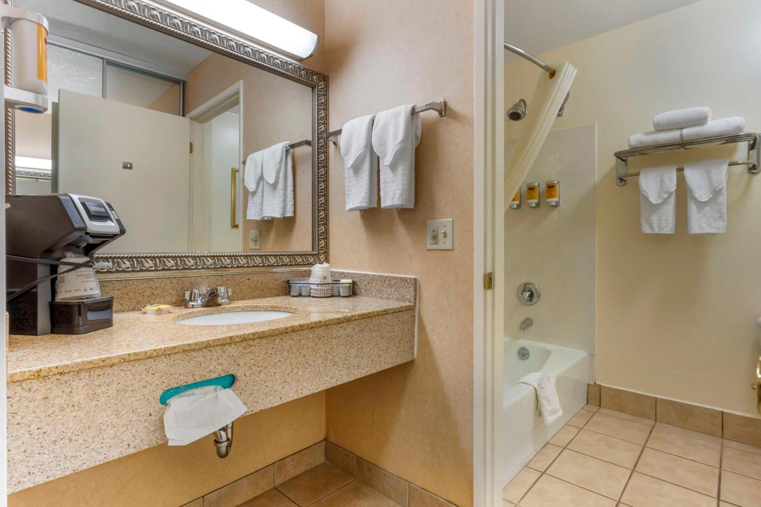King Suite with Spa Bath and Fireplace - Non-Smoking - Photo 4